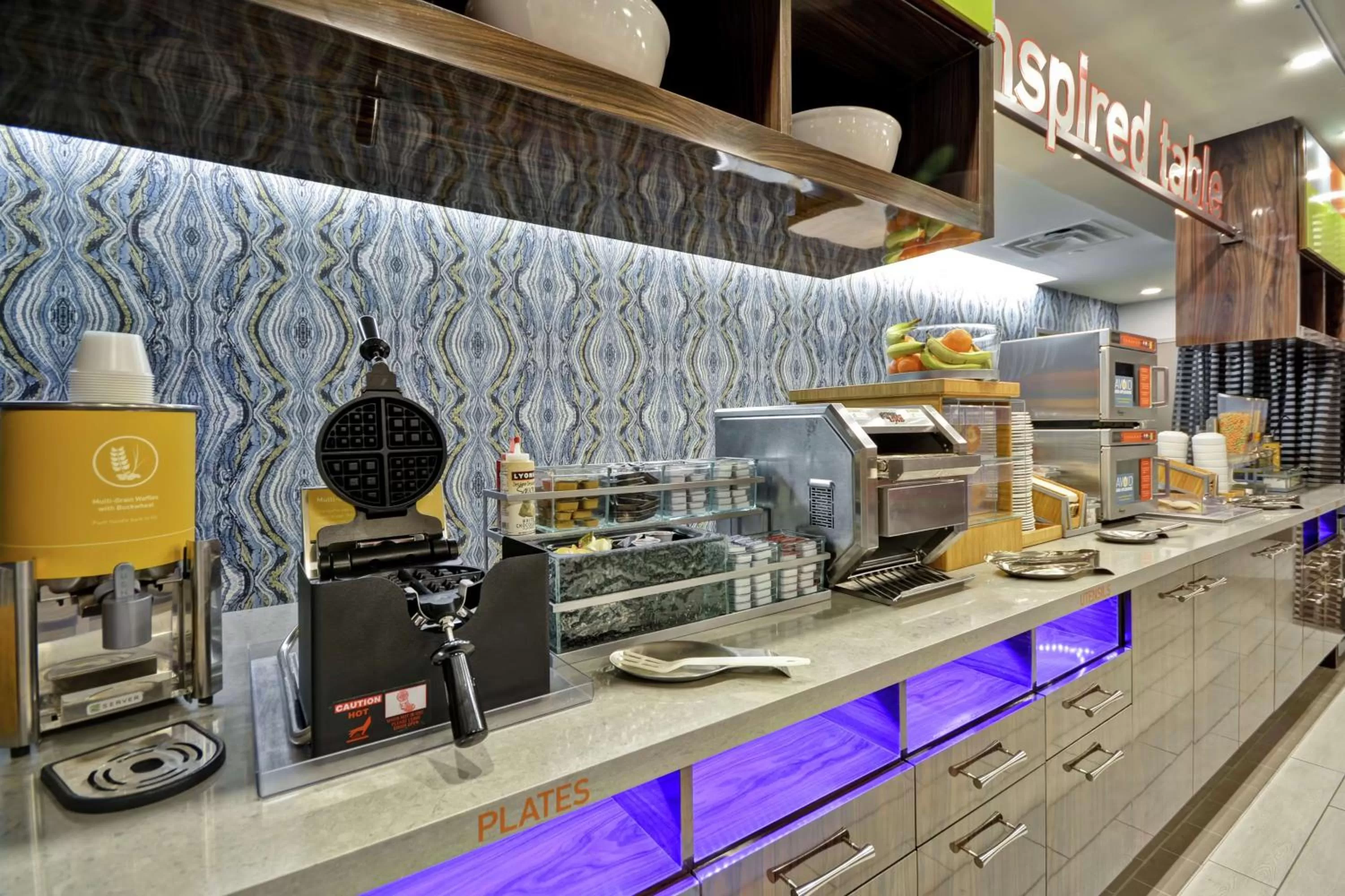 Dining area in Home2 Suites by Hilton KCI Airport