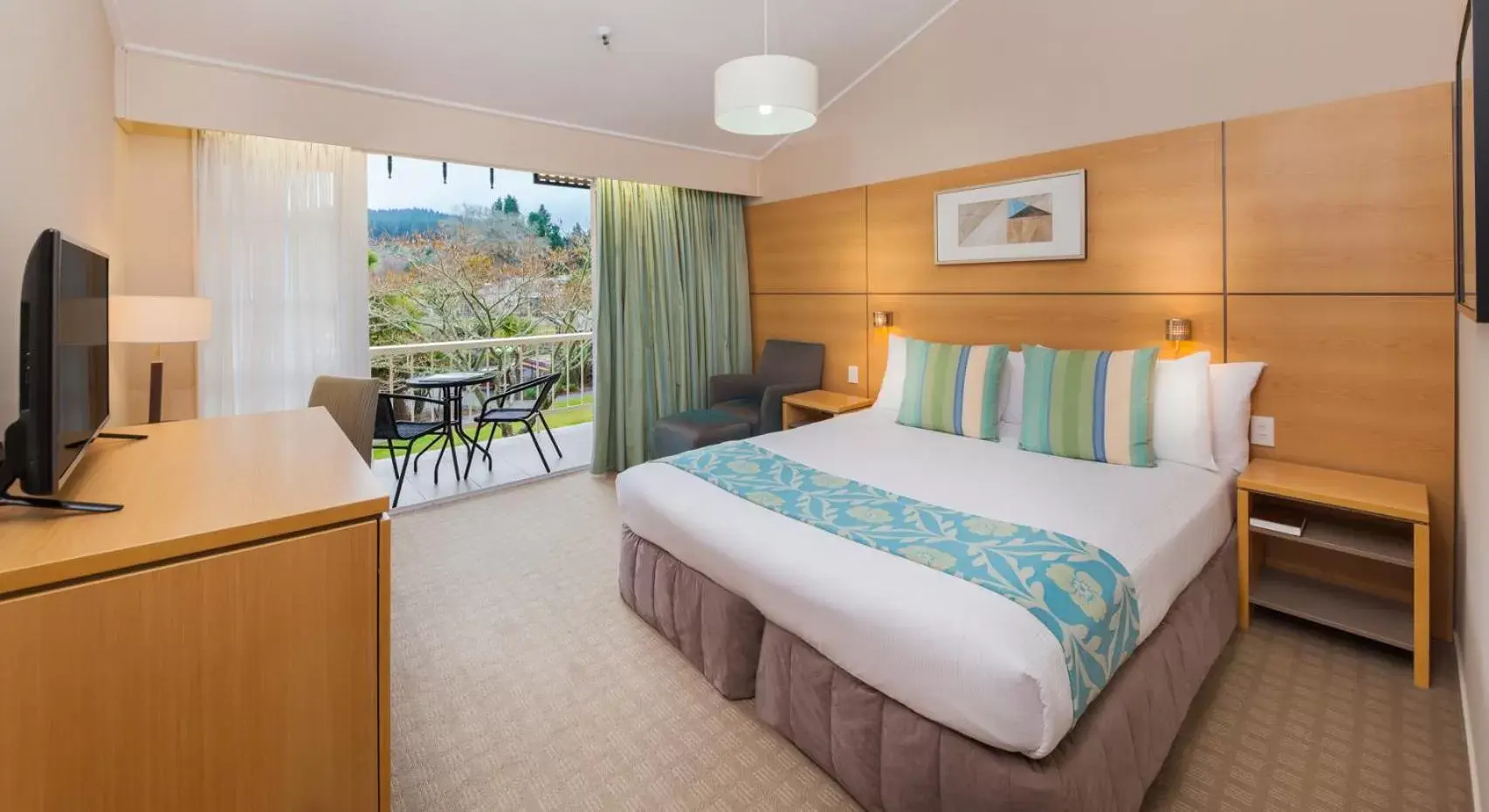 Photo of the whole room, Bed in Wairakei Resort Taupo