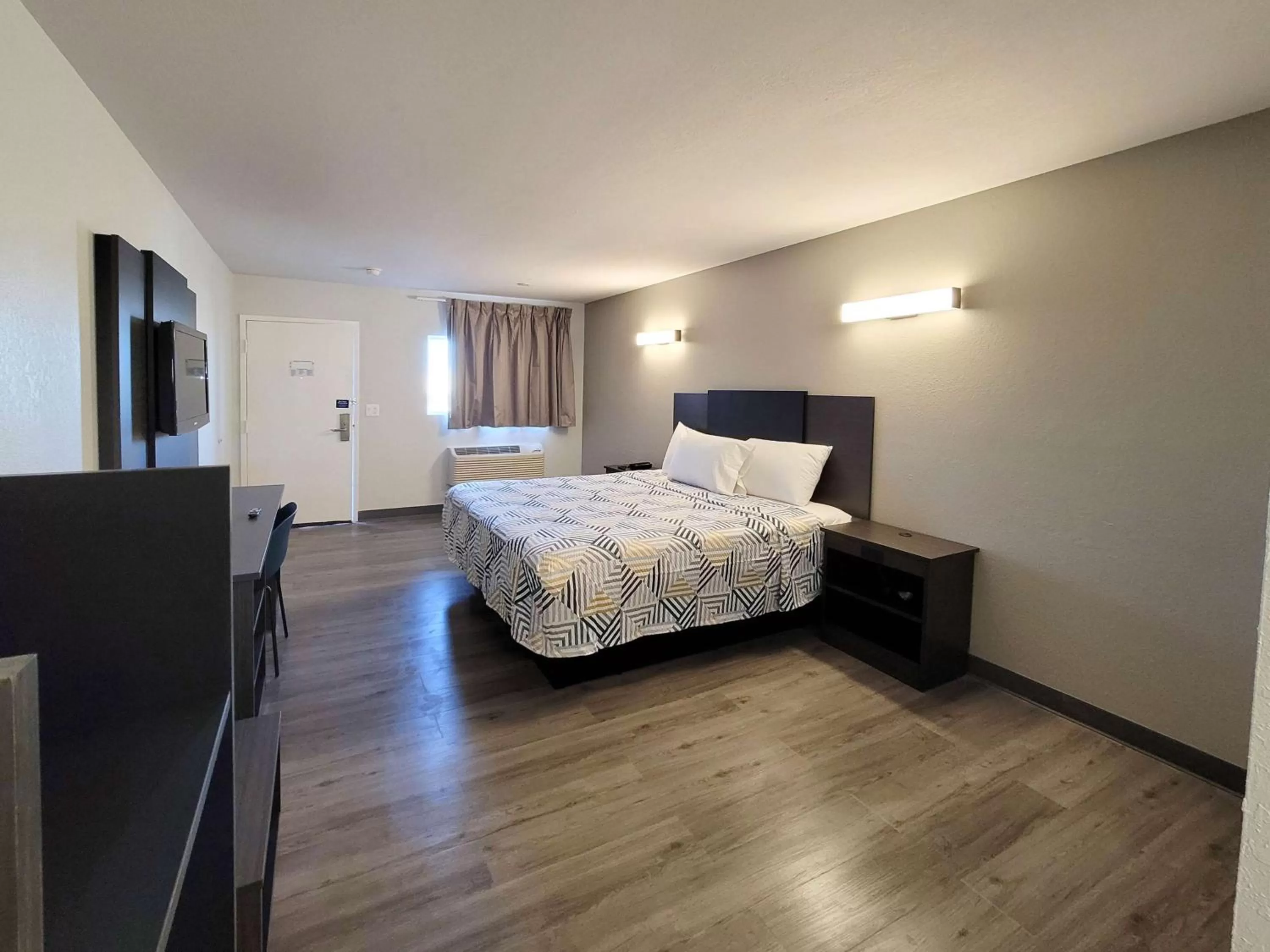 Bedroom, Bed in Motel 6 Wichita KS South I35