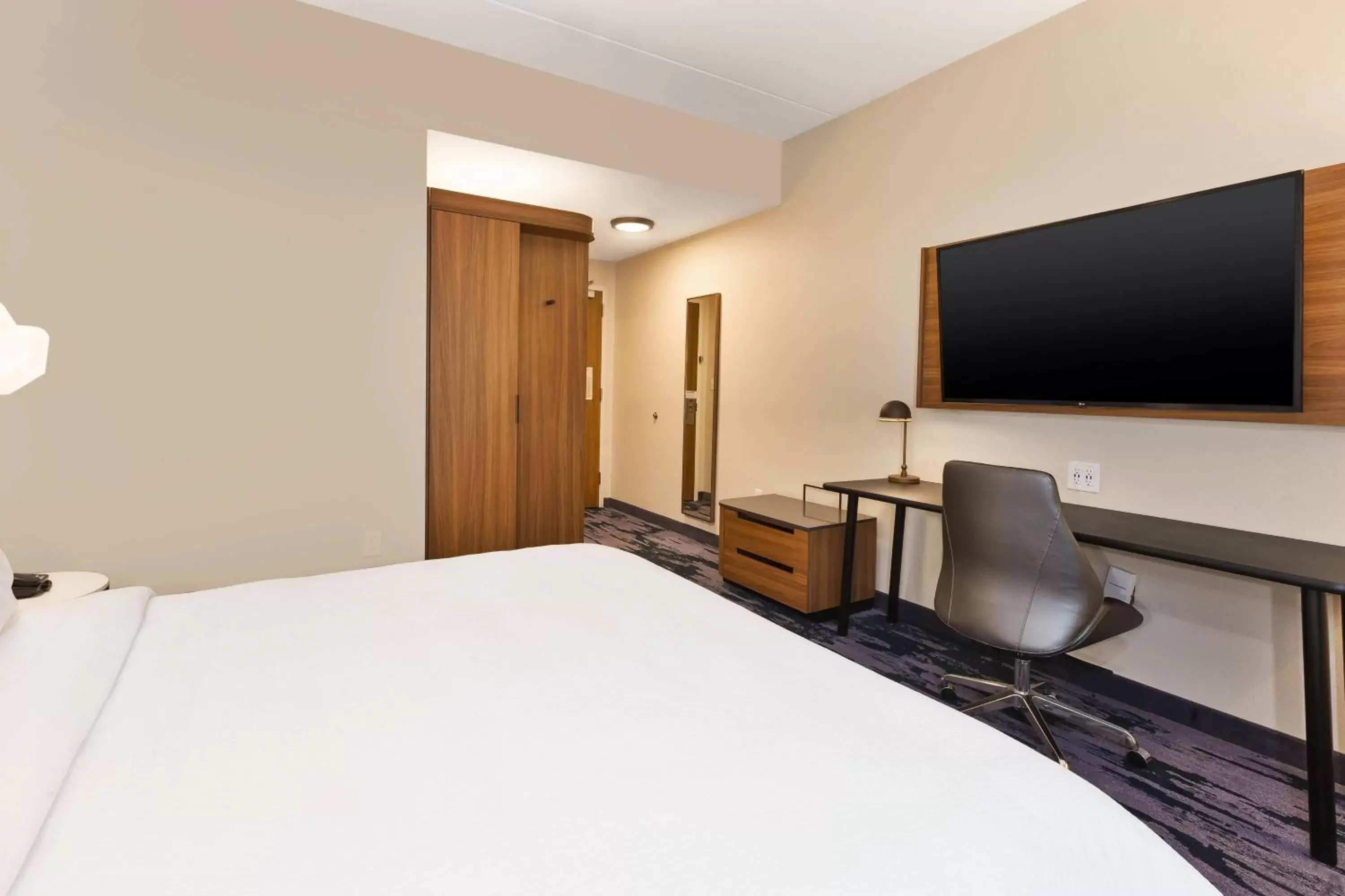 Photo of the whole room, Bed in Fairfield by Marriott Inn & Suites Knoxville Airport Alcoa