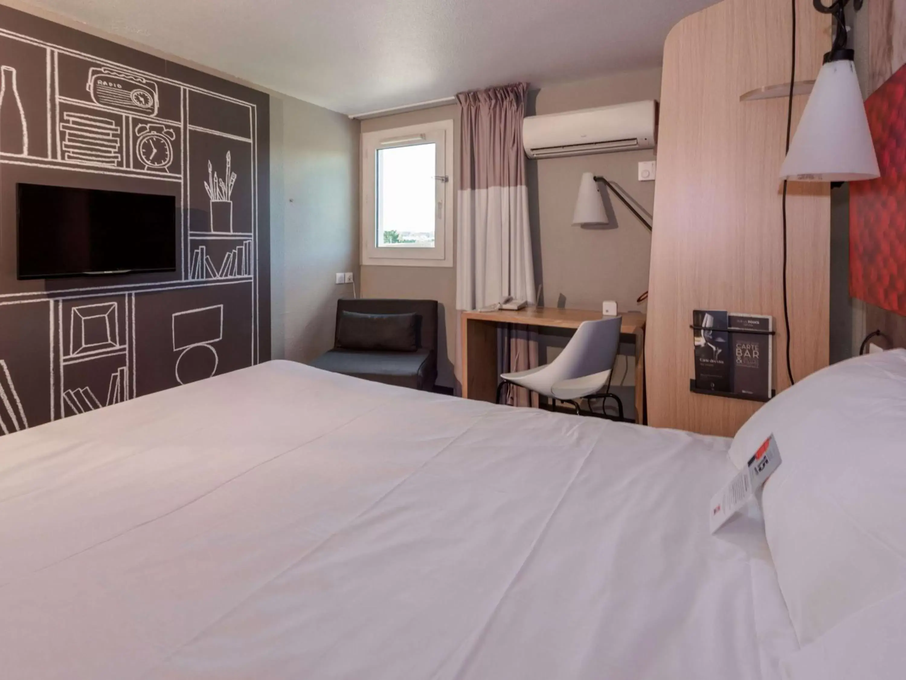 Photo of the whole room, Bed in IBIS Lyon Sud Chasse Sur Rhône