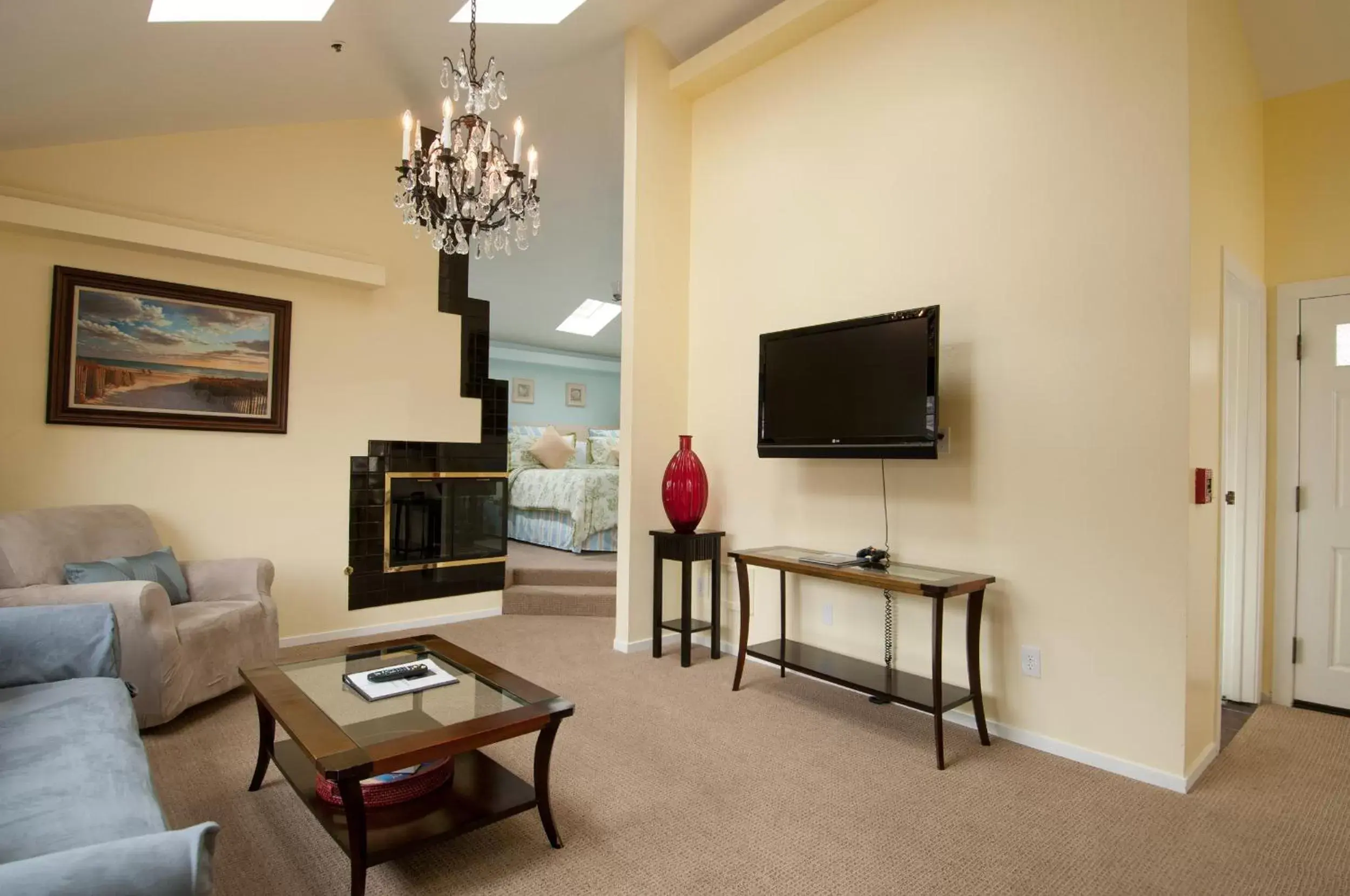 Living room, TV/Entertainment Center in Lighthouse Lodge & Cottages