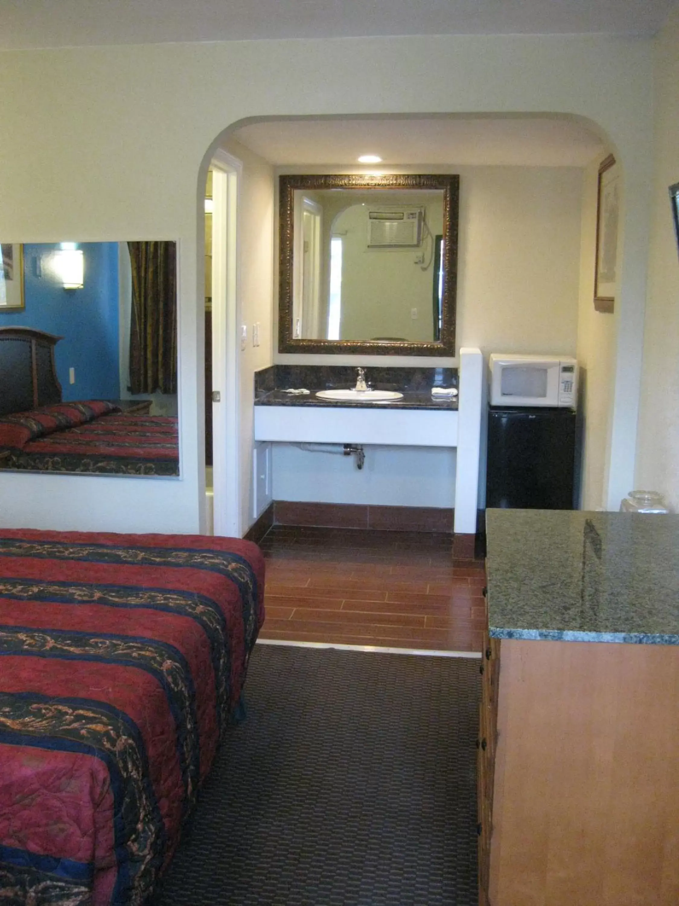 Bathroom, TV/Entertainment Center in Sunshine Motel