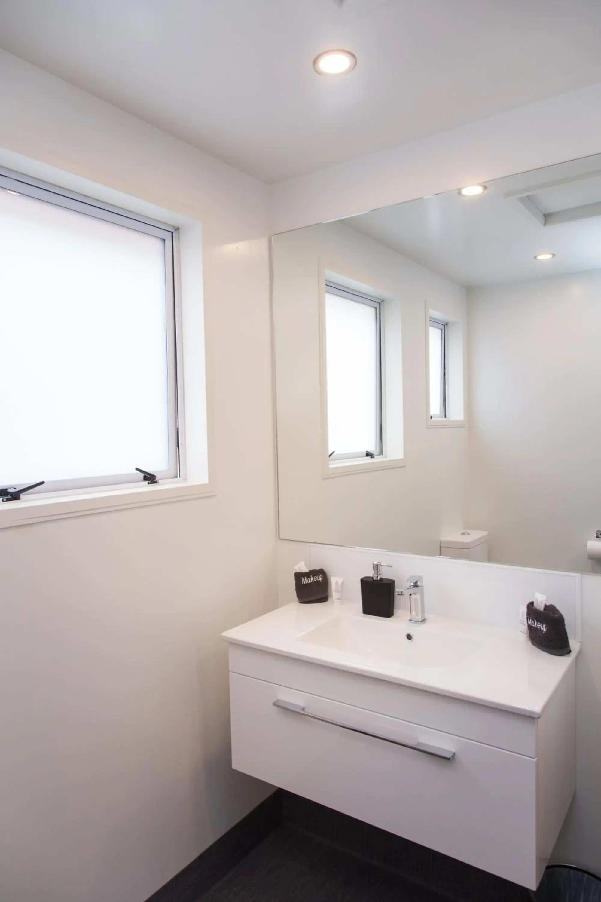 Bathroom in Dunedin Motel and Villas