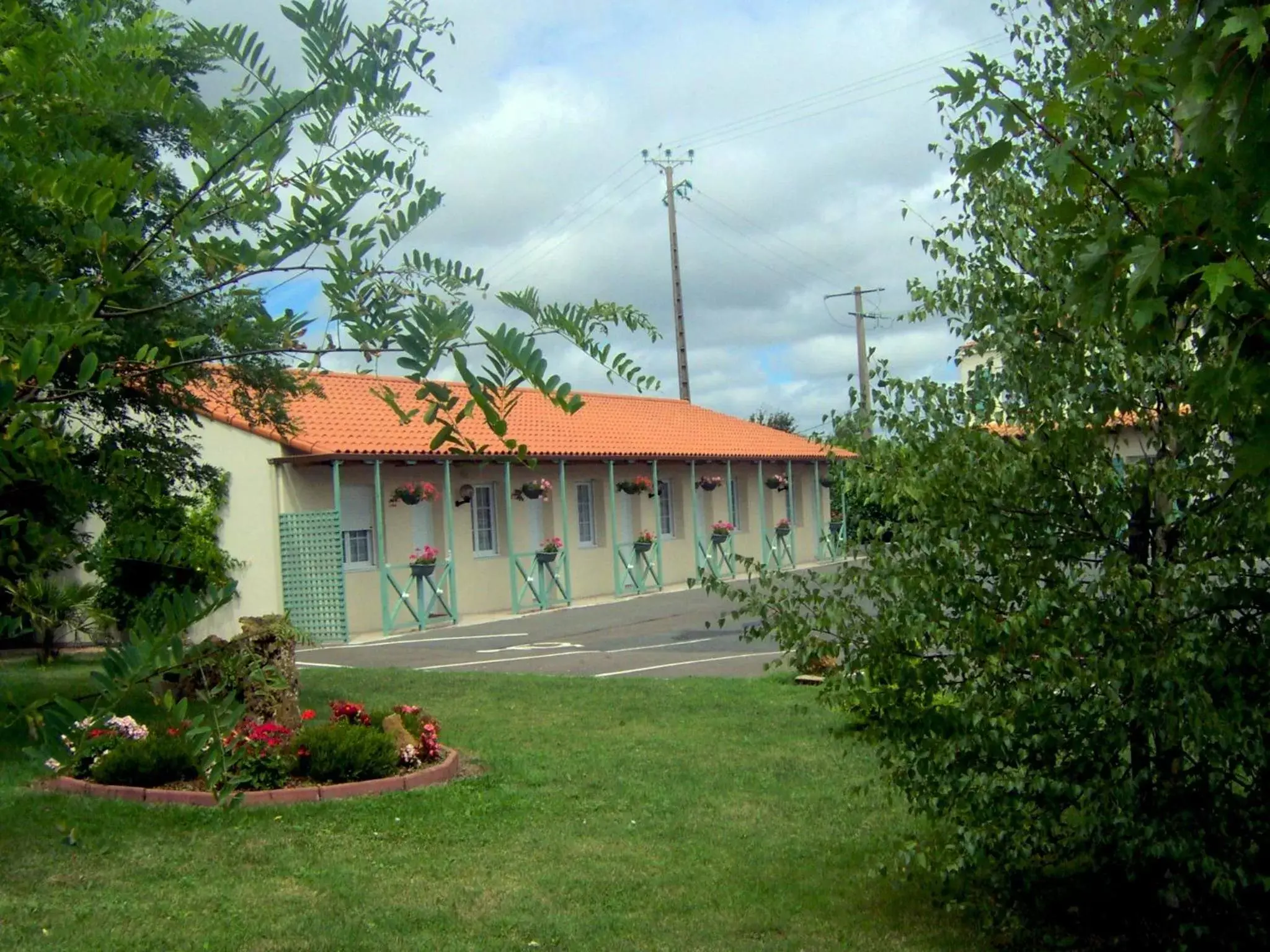 Property building, Garden in Le Mareuillais Hotel-Restaurant