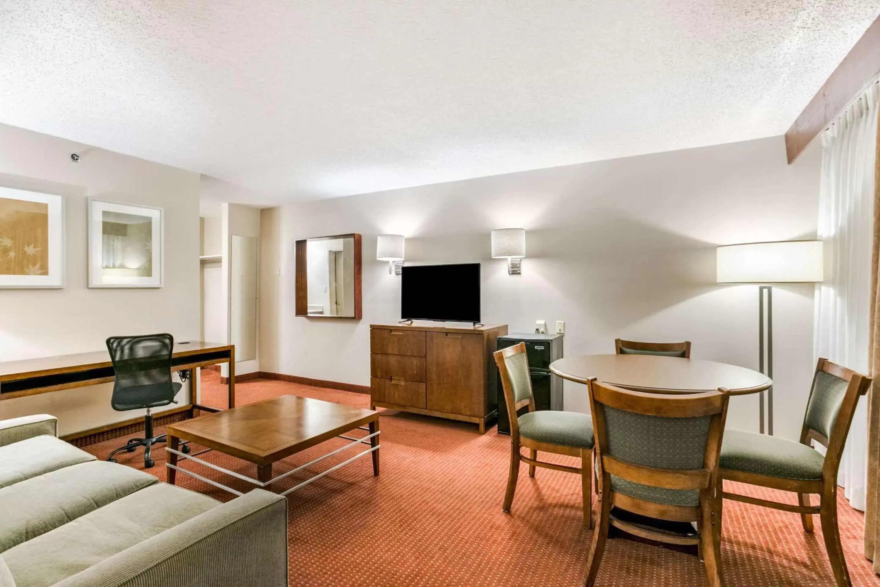 Bedroom, Seating Area in Clarion Hotel BWI Airport Arundel Mills