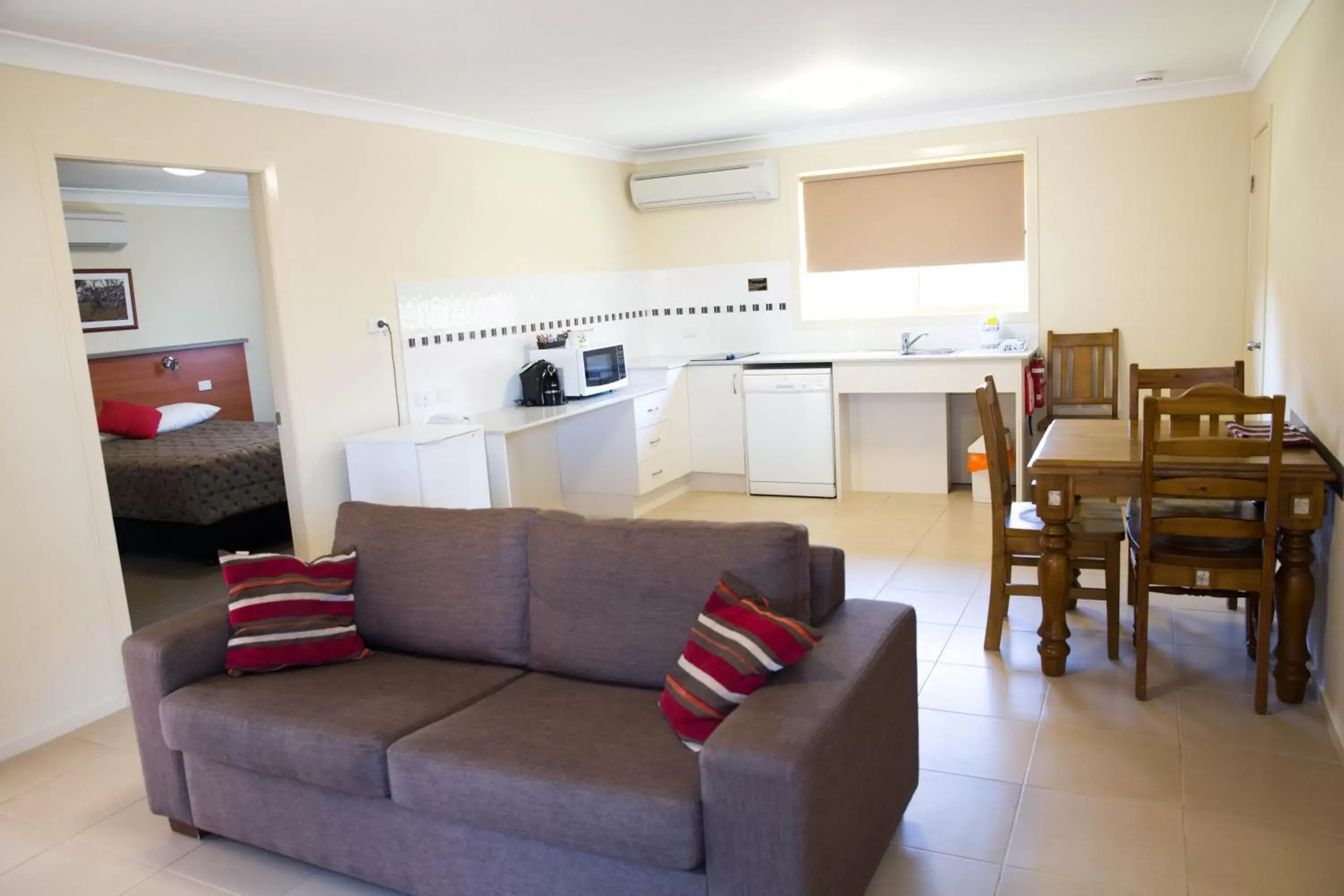 Kitchen or kitchenette, Lounge/Bar in Scone Motor Inn & Apartments