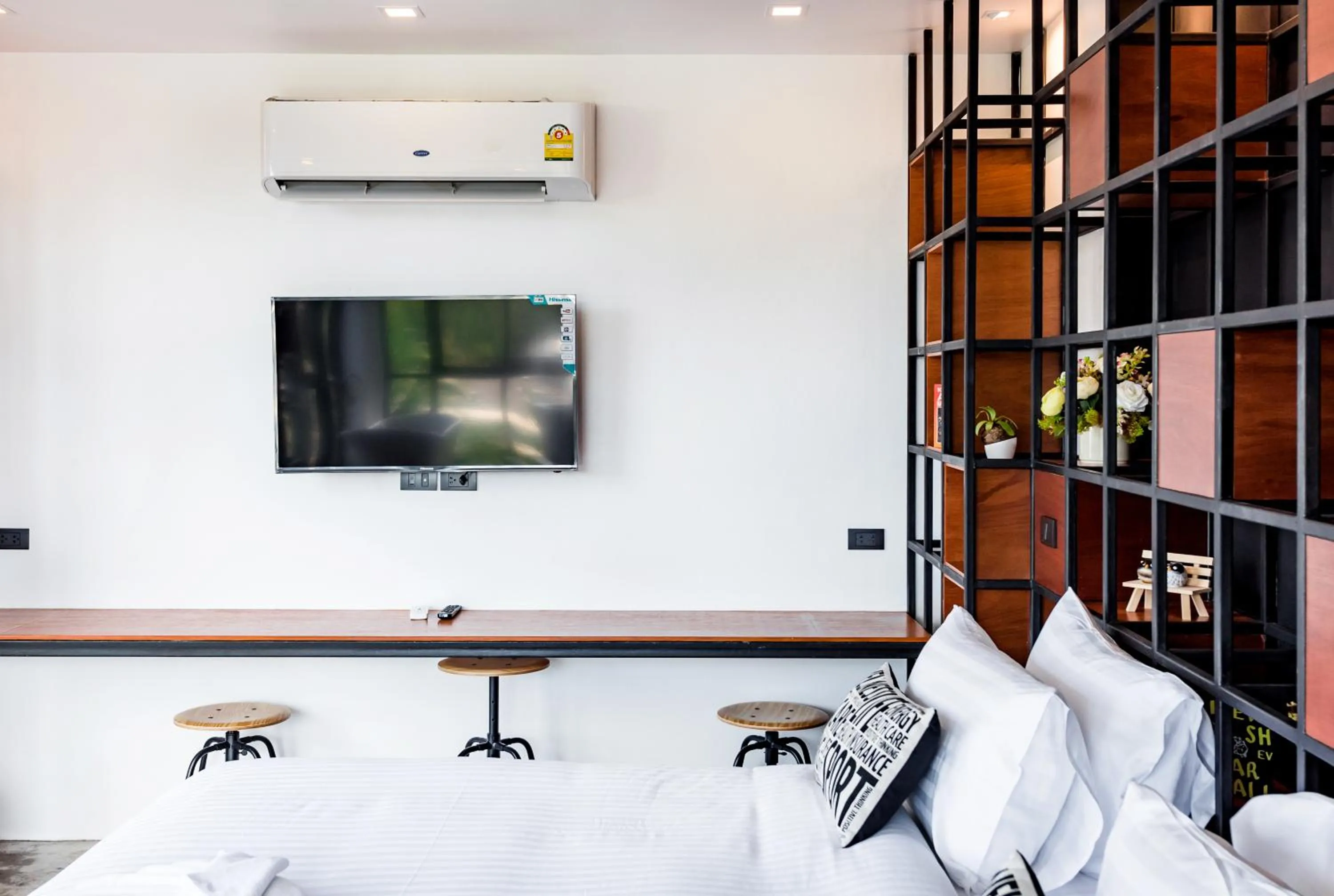 Dining area, Bed in Book a Bed Poshtel - SHA Plus