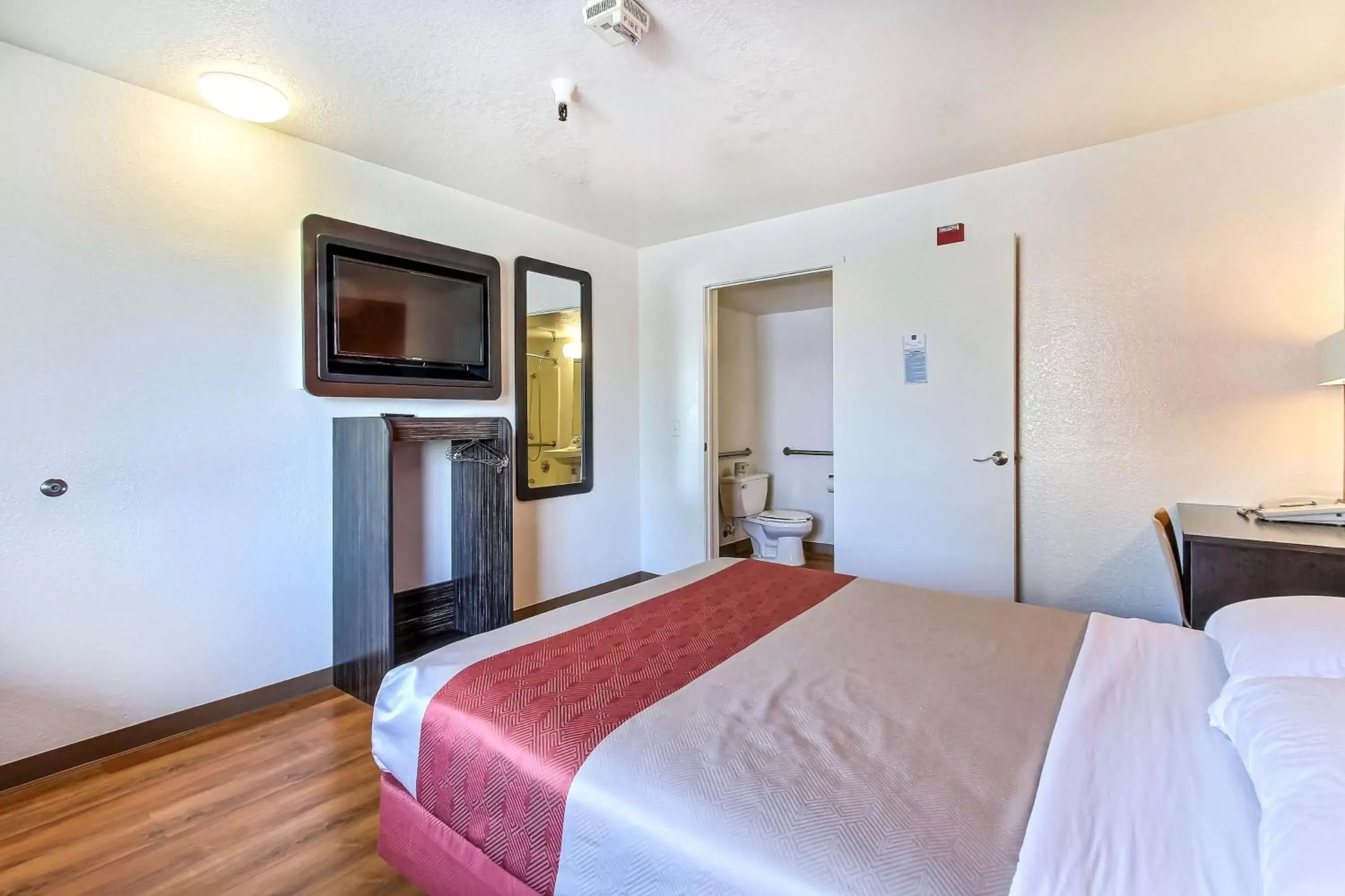Bedroom, Bed in Motel 6-Watsonville, CA - Monterey Area