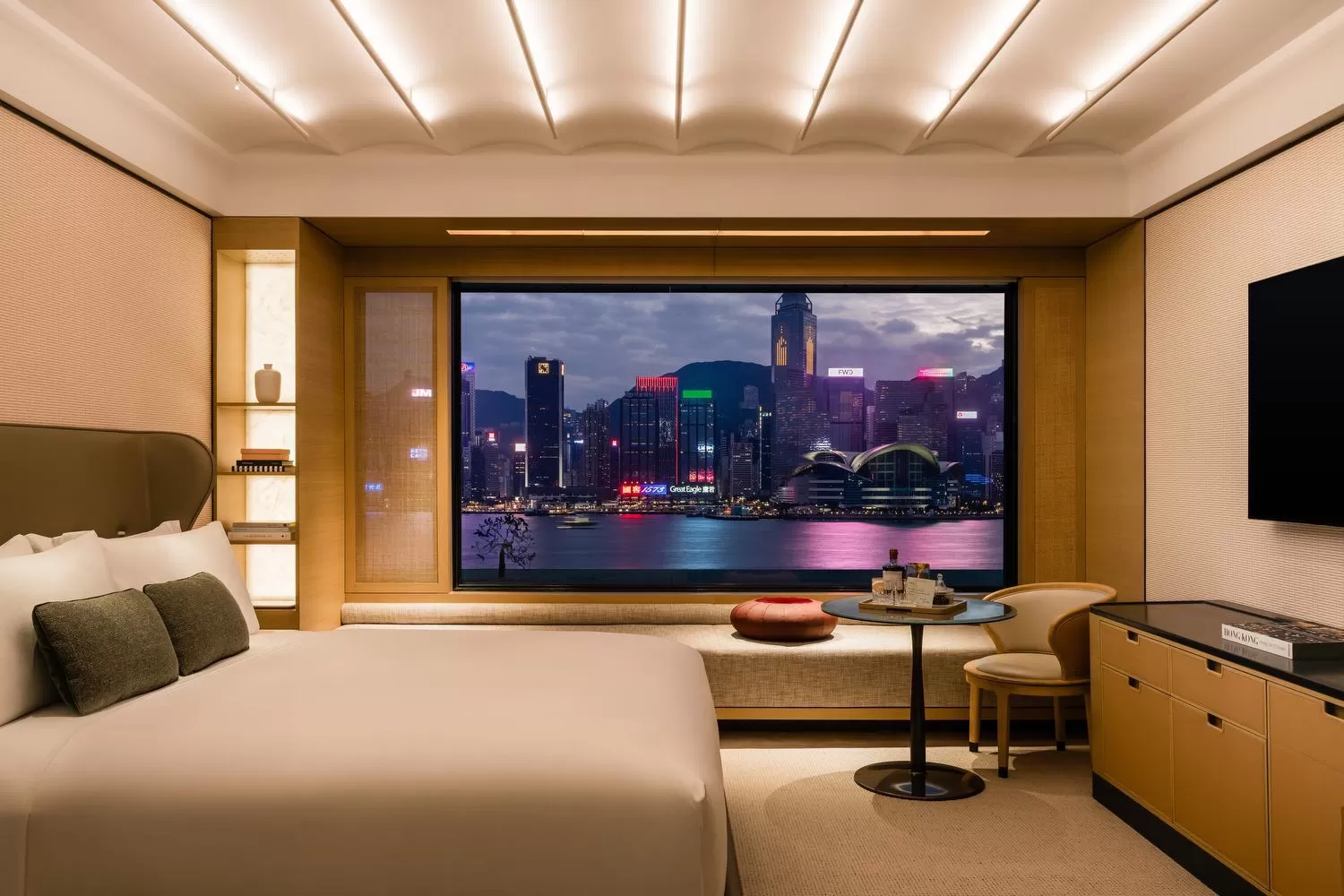 Bedroom, Bed in Regent Hong Kong
