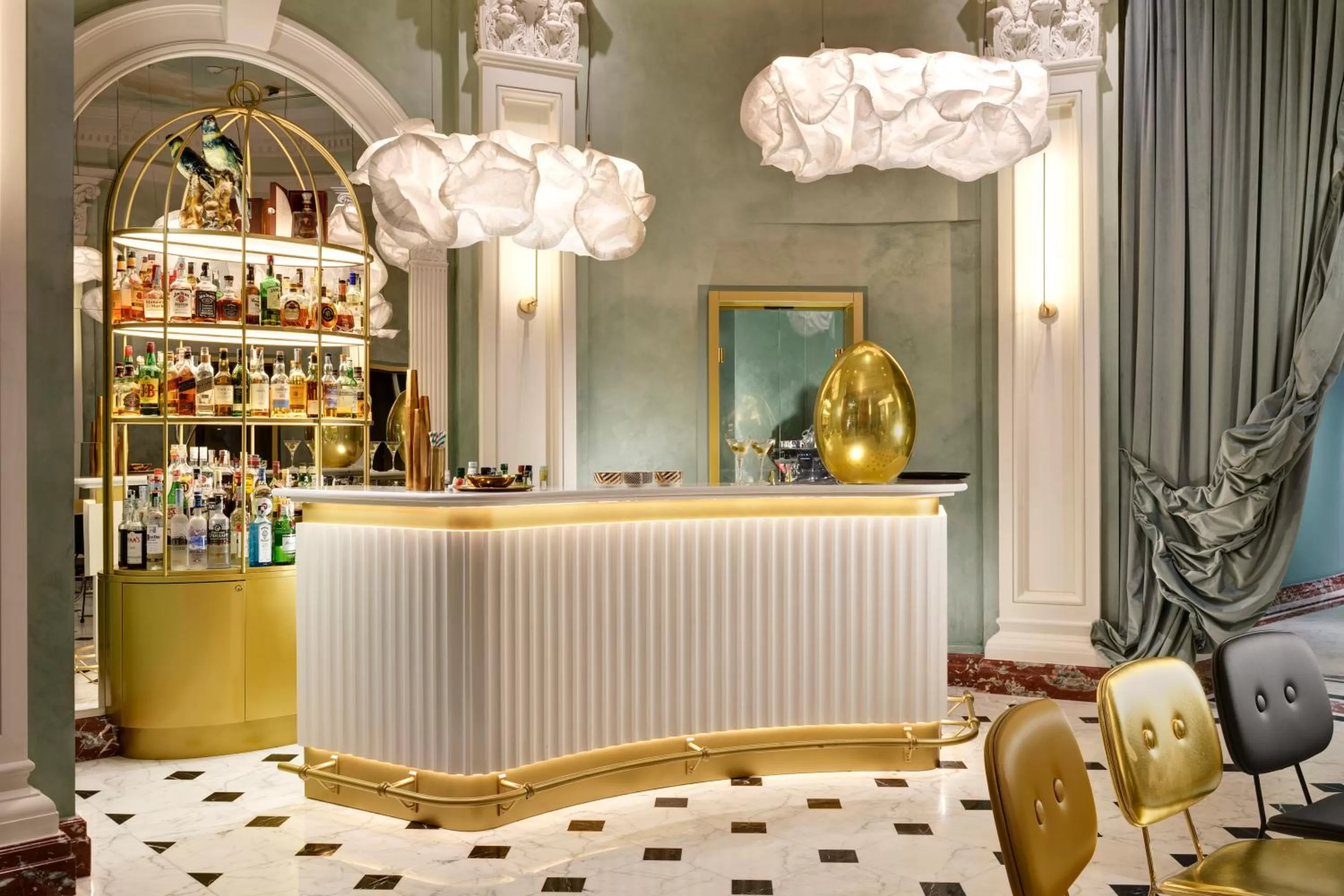 Lounge or bar in Leon's Place Hotel In Rome