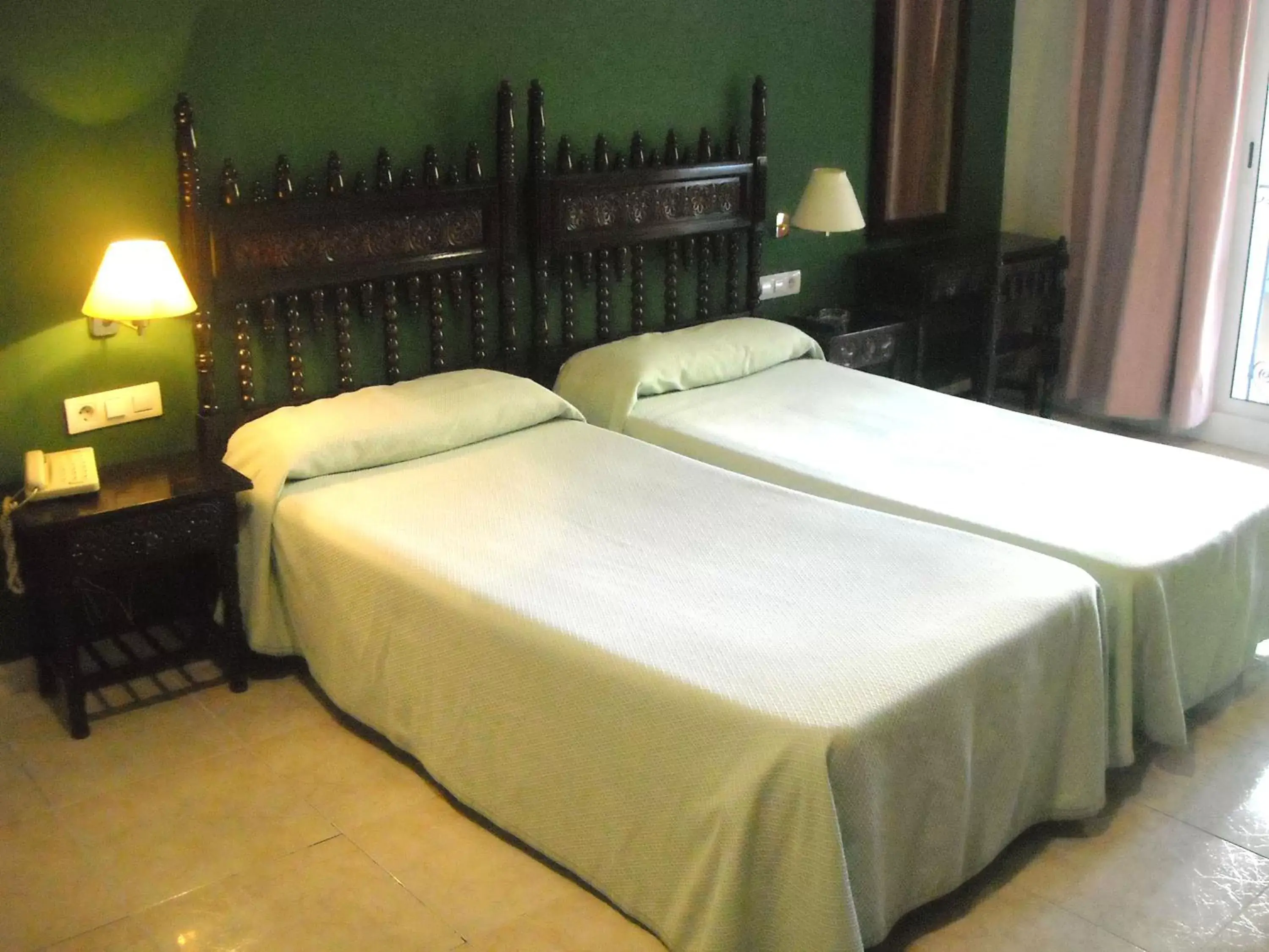 Photo of the whole room, Bed in Hotel Inglés