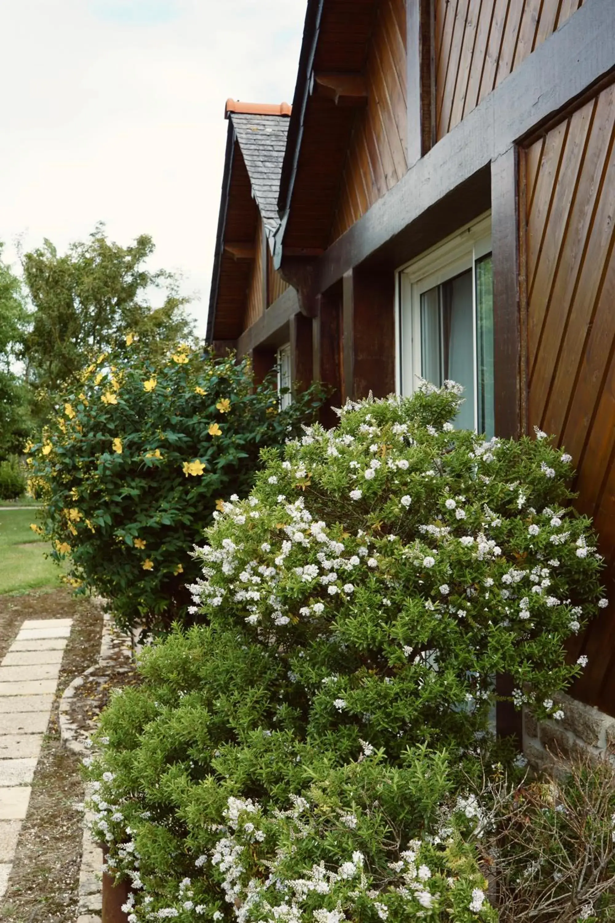 Garden, Property Building in Le Chatellier