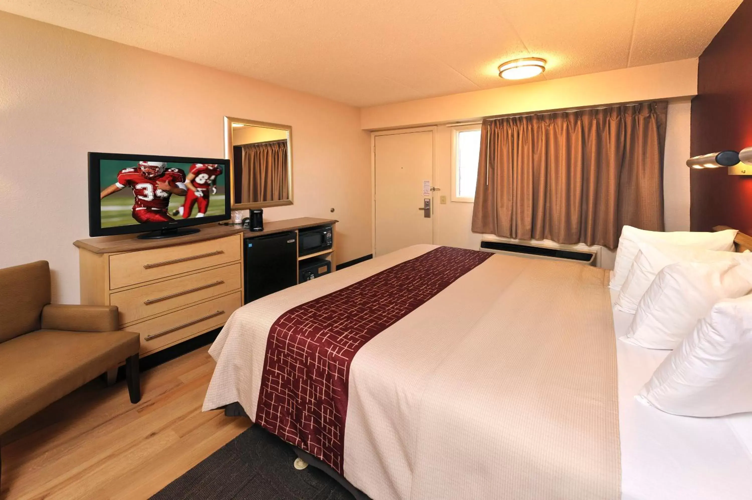 Bedroom, Bed in Red Roof Inn Chicago - Joliet