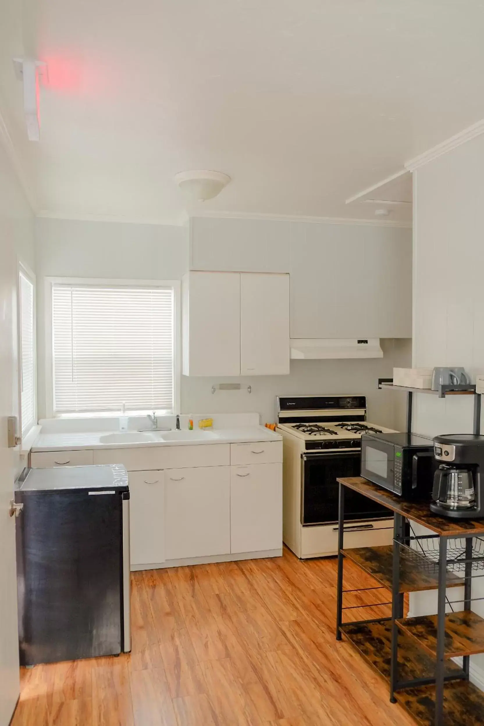 Kitchen or kitchenette, Kitchen/Kitchenette in Sherwood Arms Motel