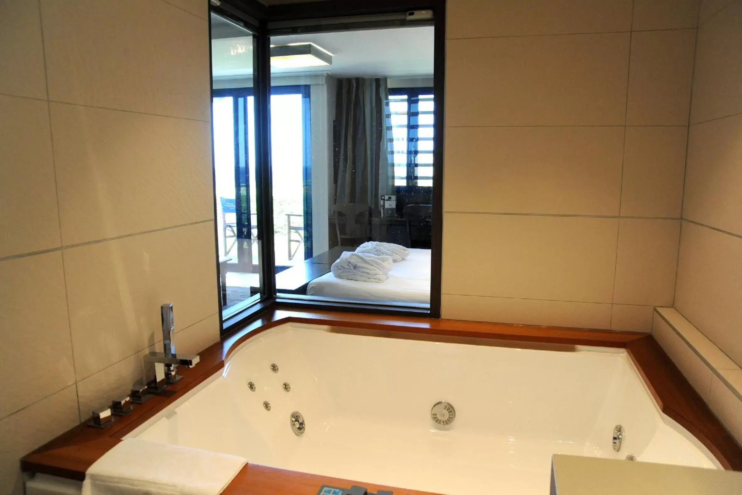 Hot Tub, Bathroom in Hostellerie de la Pointe Saint-Mathieu - SPA & Restaurant