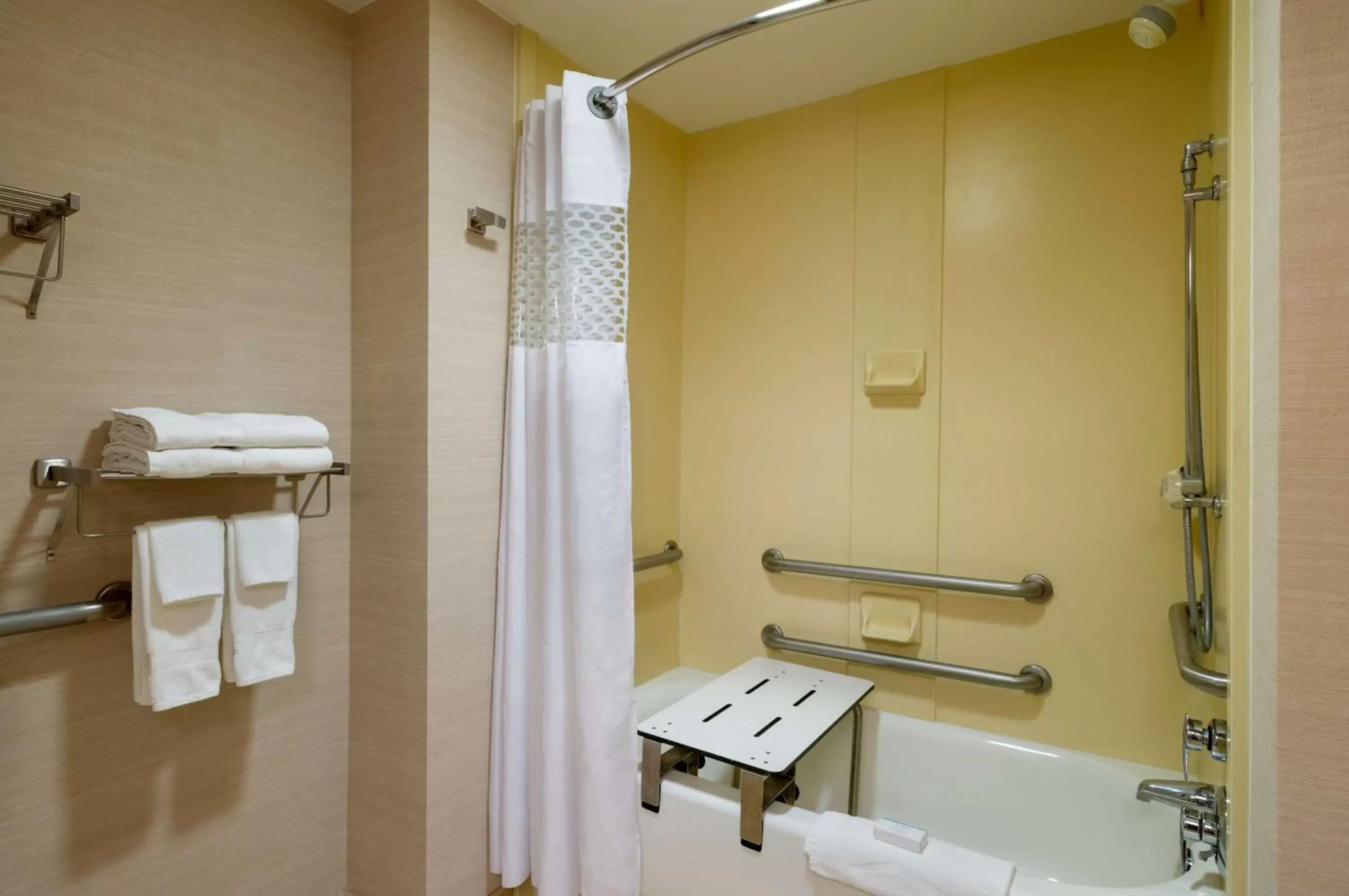 Bathroom in Hampton Inn & Suites State College at Williamsburg Square