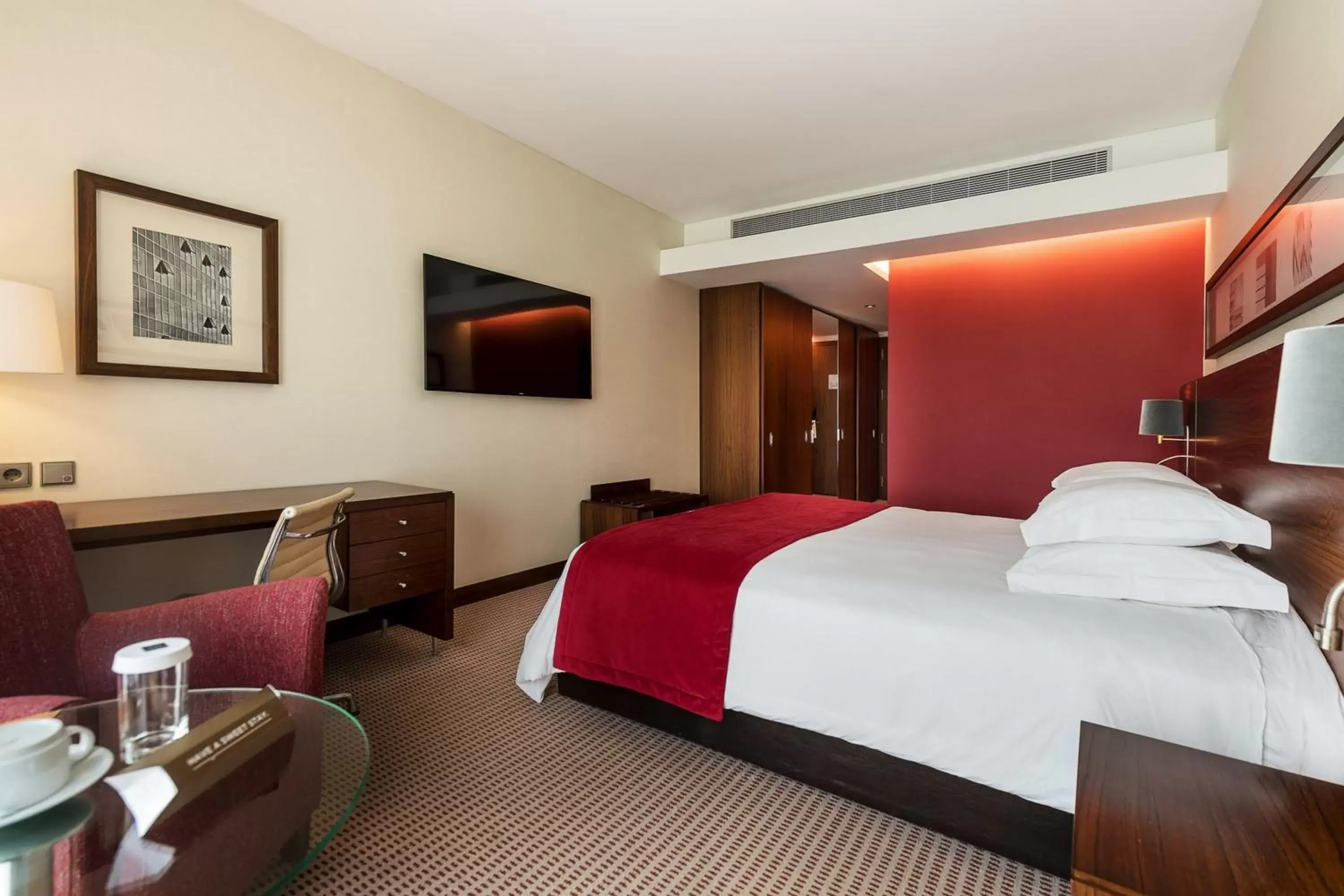 Photo of the whole room, Bed in Lagoas Park Hotel