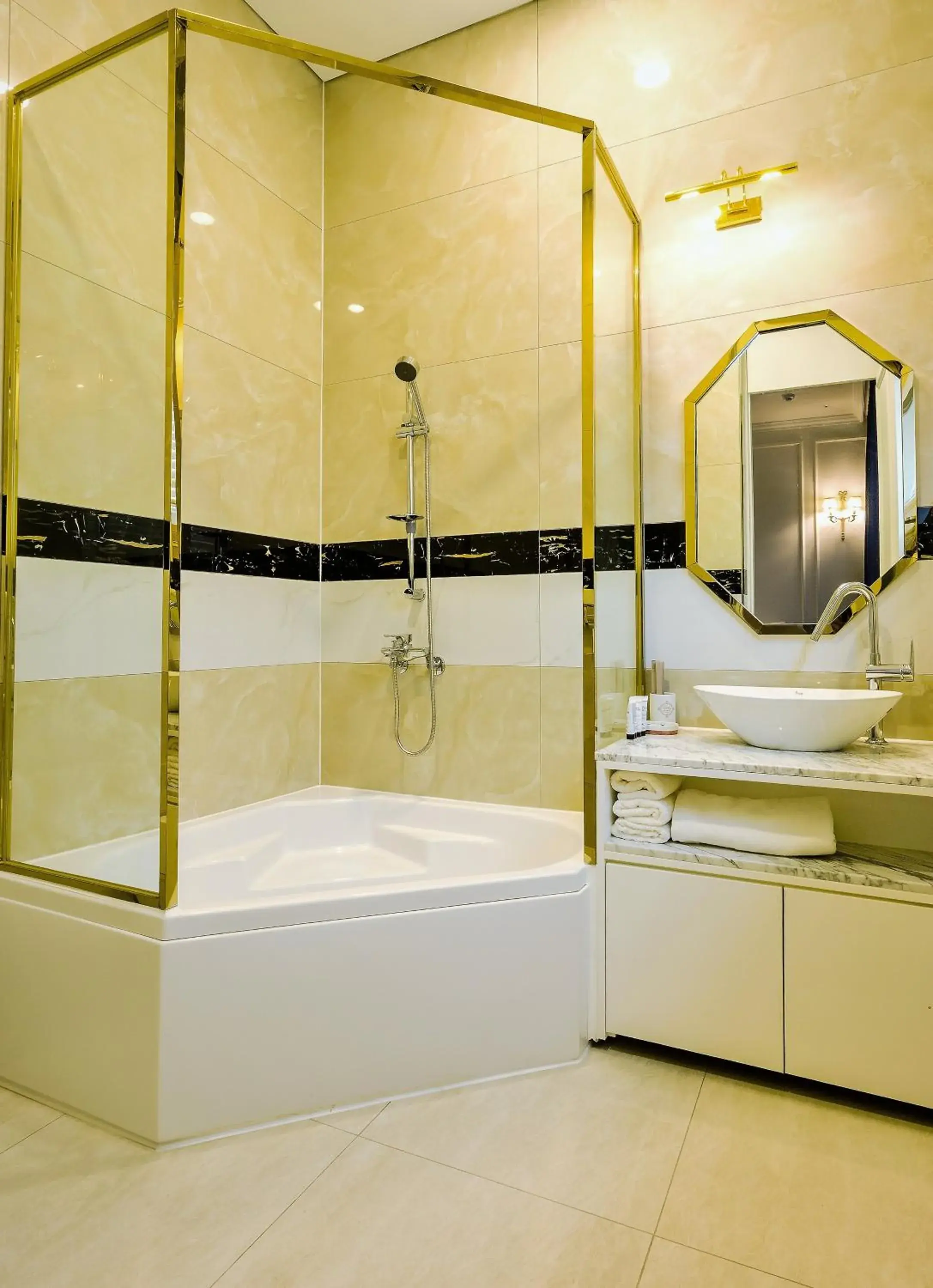 Bathroom in GLADSHEIM HOTEL
