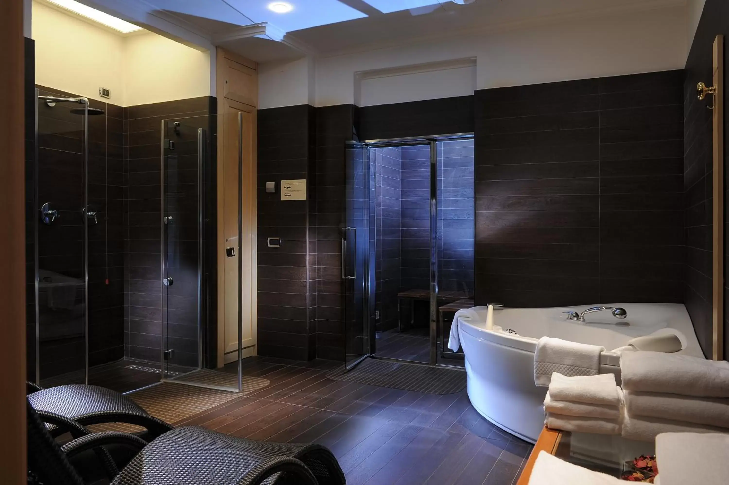 Spa and wellness centre/facilities, Bathroom in Hotel Manzoni