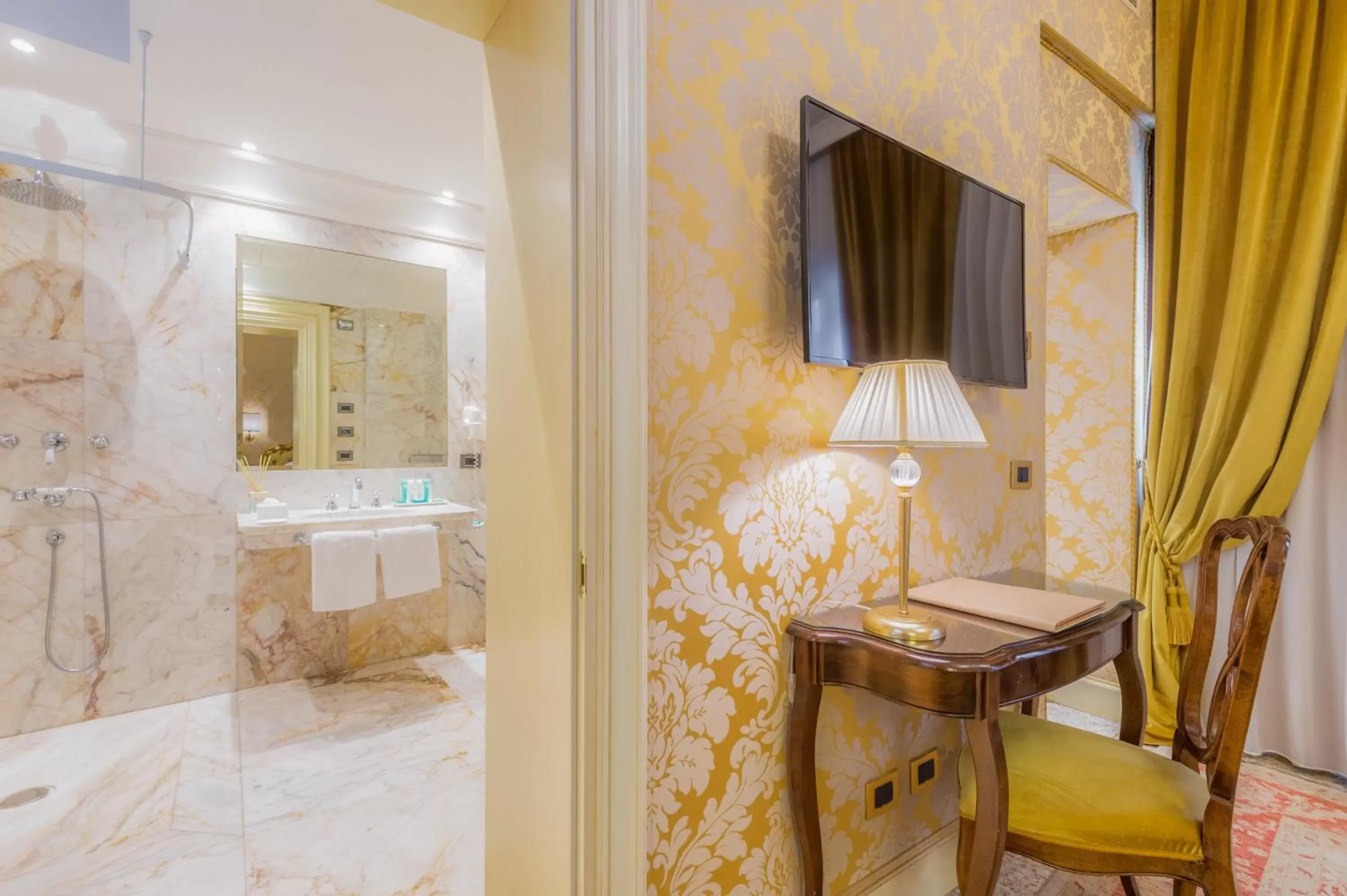 Bathroom, TV/Entertainment Center in Hotel Ai Cavalieri di Venezia