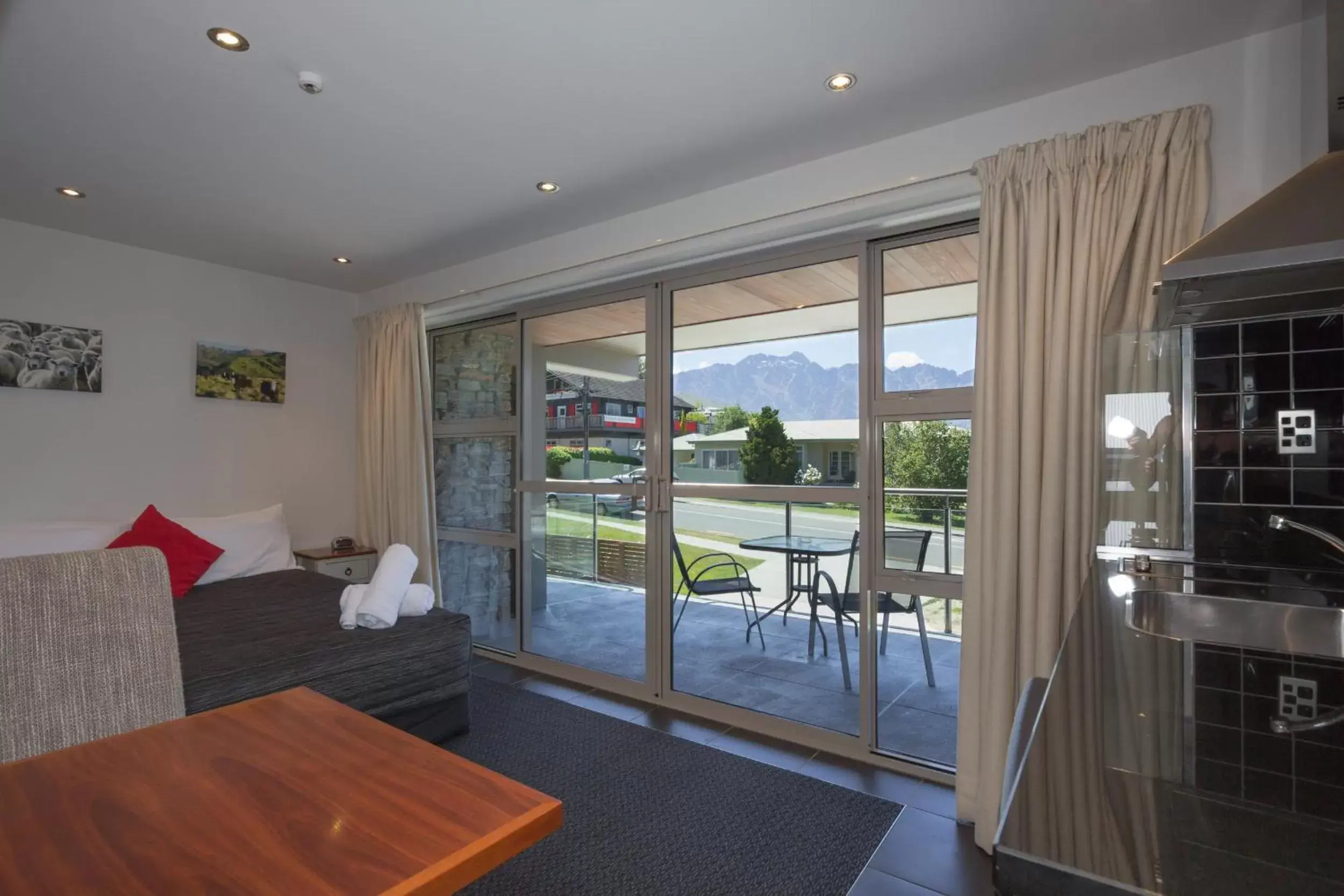 Lobby or reception, Pool View in Autoline Queenstown Motel