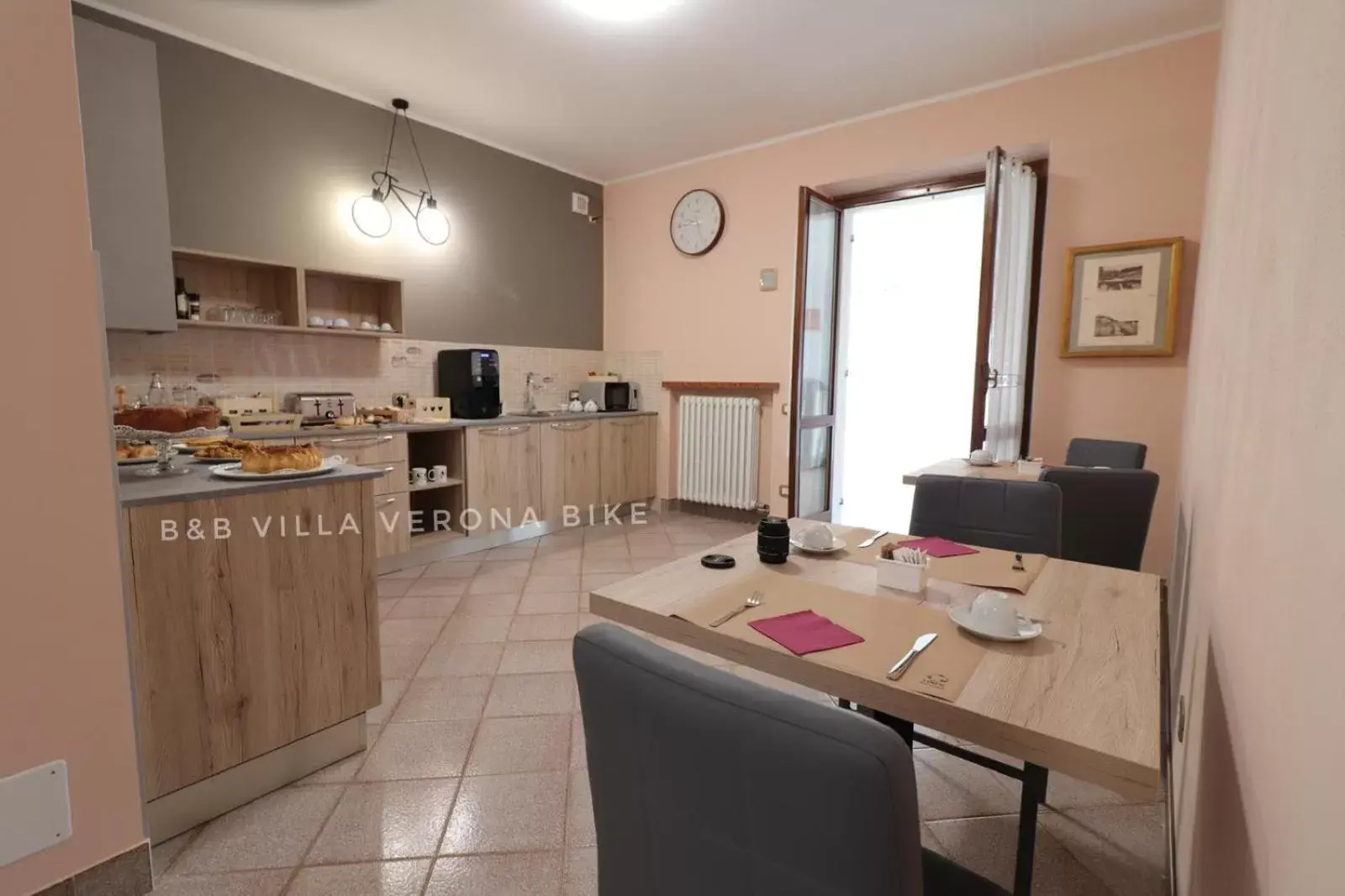 Breakfast, Kitchen/Kitchenette in B&B Villa Verona Bike