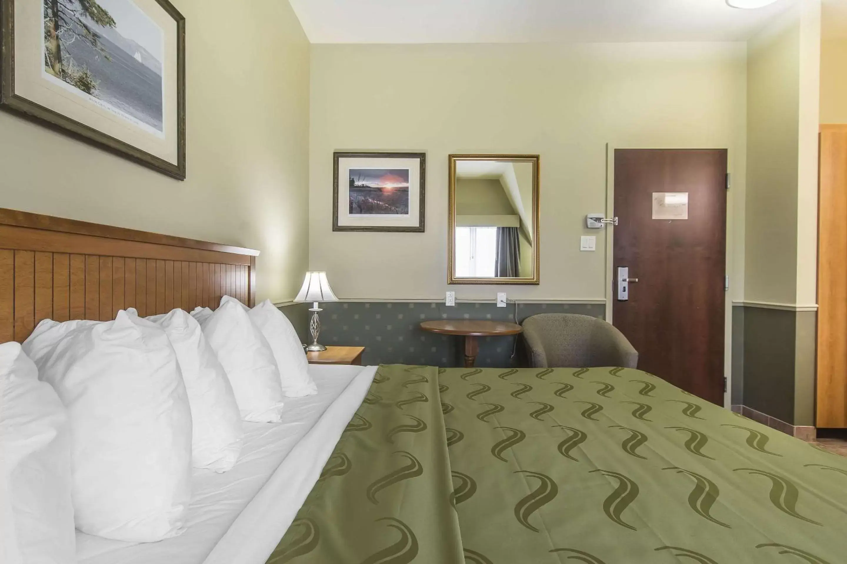 Photo of the whole room, Bed in Quality Inn Riviere-Du-Loup