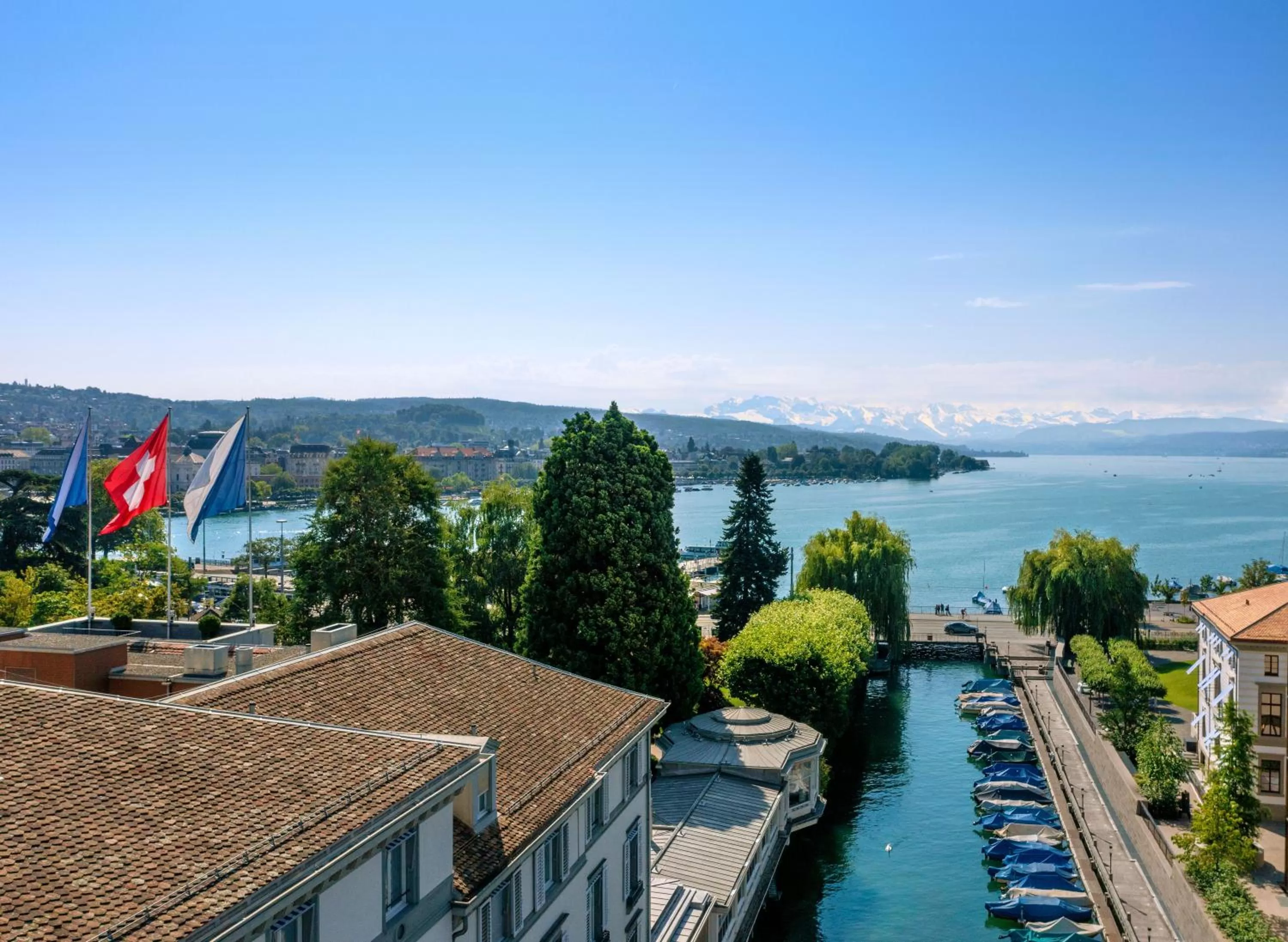 Property building in Baur au Lac