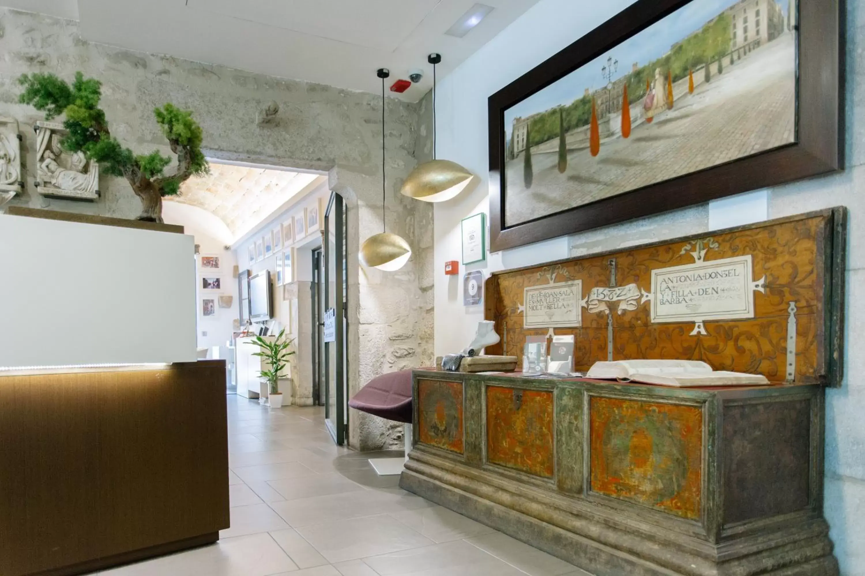 Staff, Lobby/Reception in Hotel Museu Llegendes de Girona