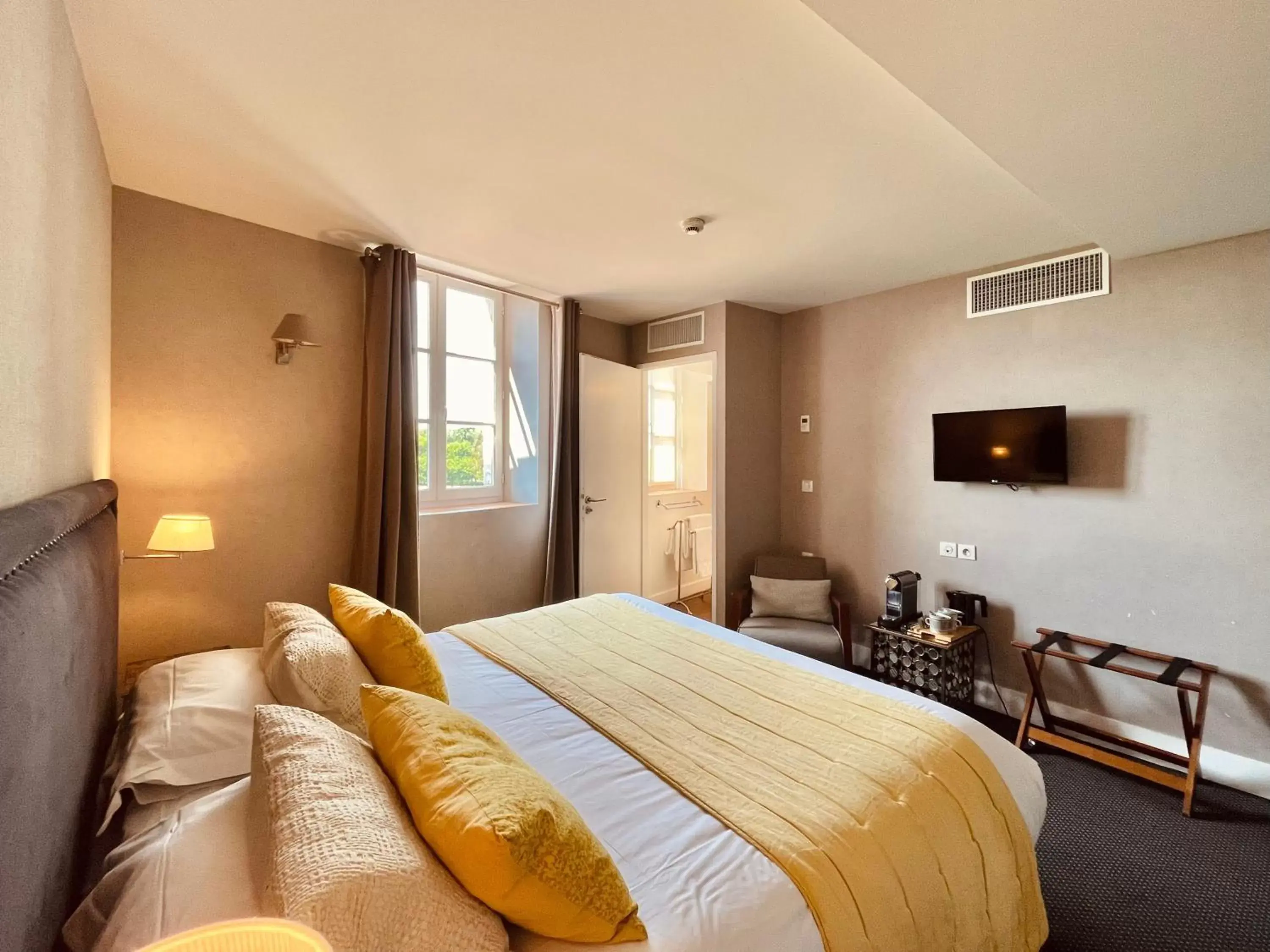 Bed in Hôtel des Basses Pyrénées - Bayonne