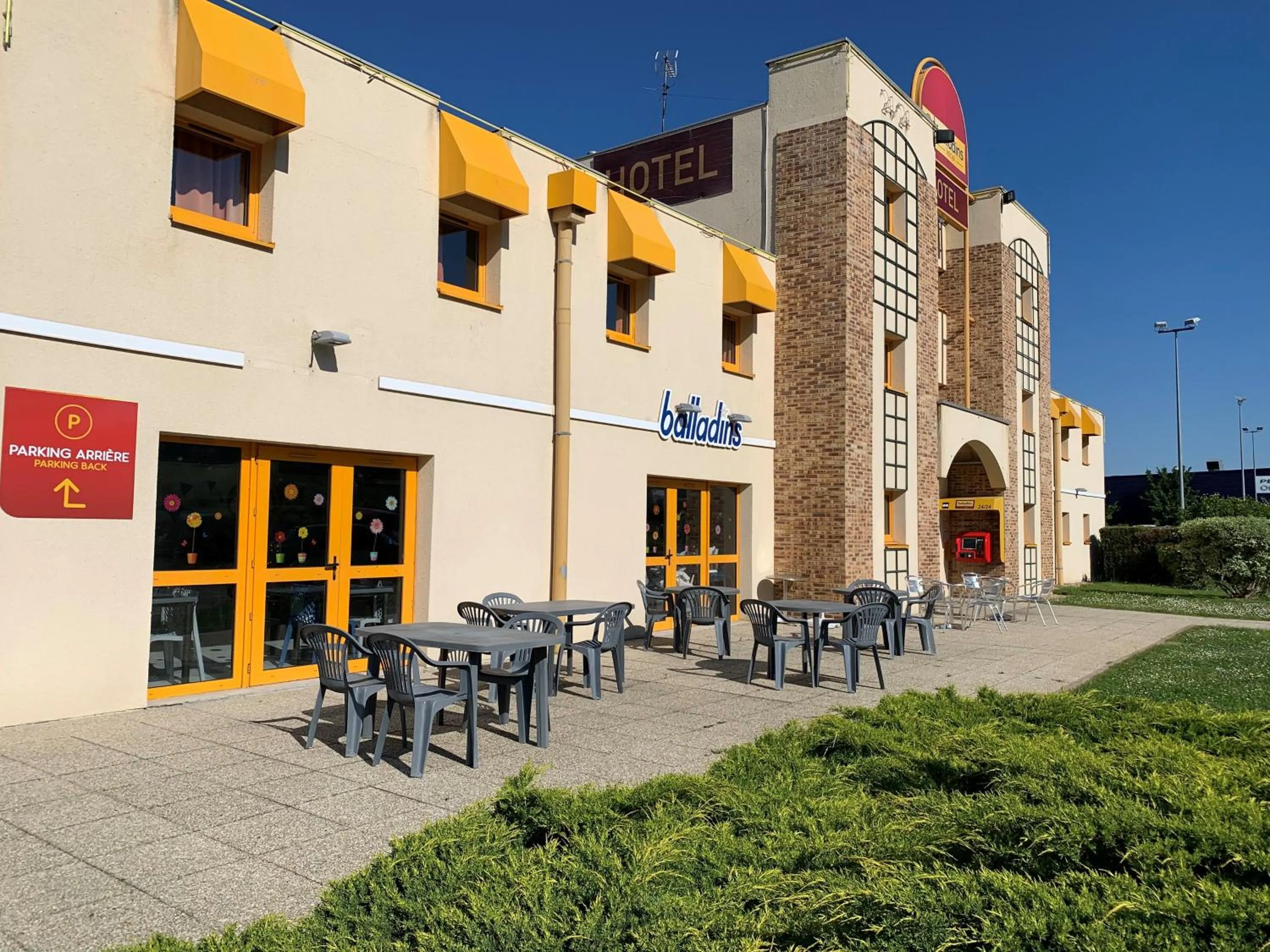 Patio in initial by balladins Tours Sud