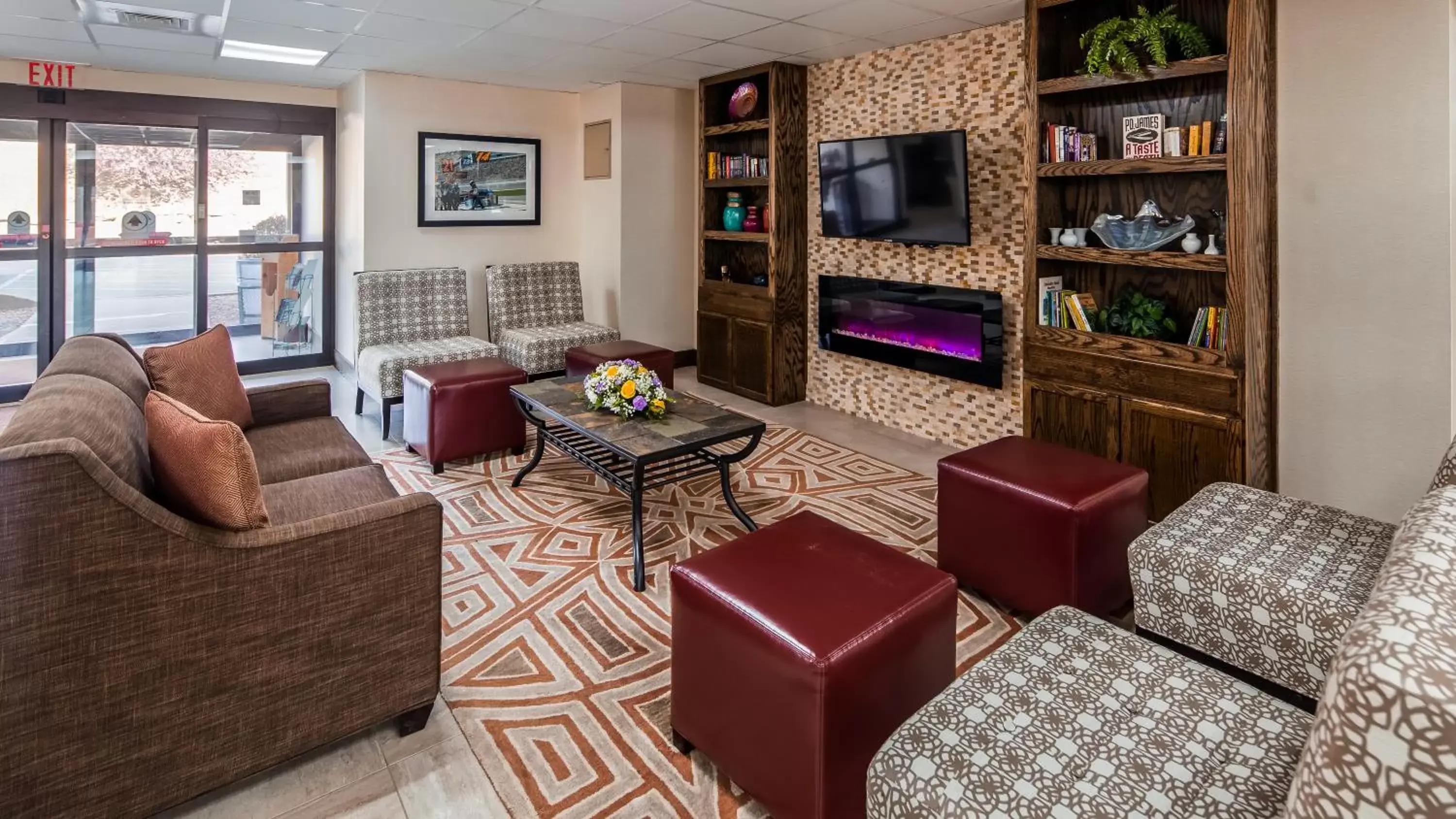 Communal lounge/ TV room, Seating Area in Best Western Inn at Blakeslee-Pocono