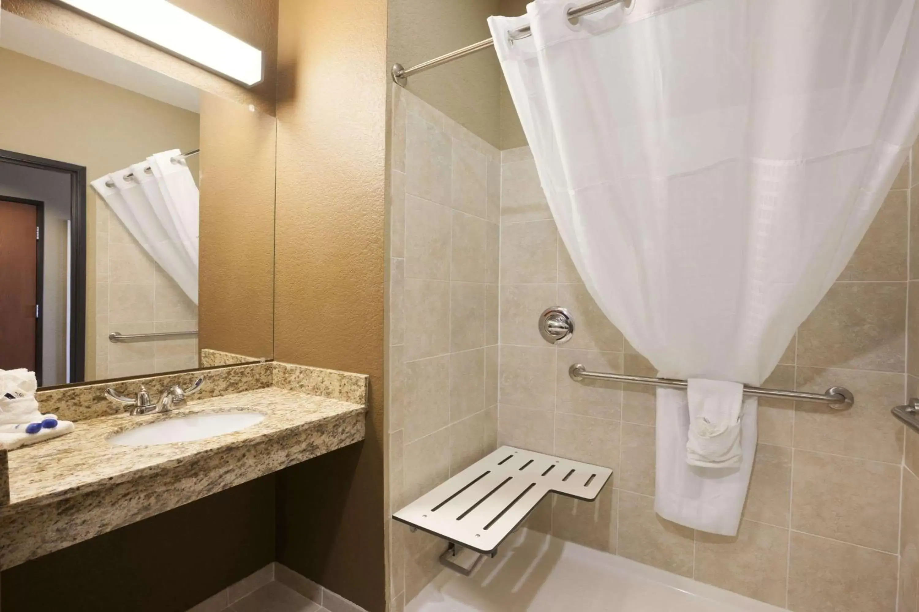 Bathroom in Microtel Inn & Suites Cotulla