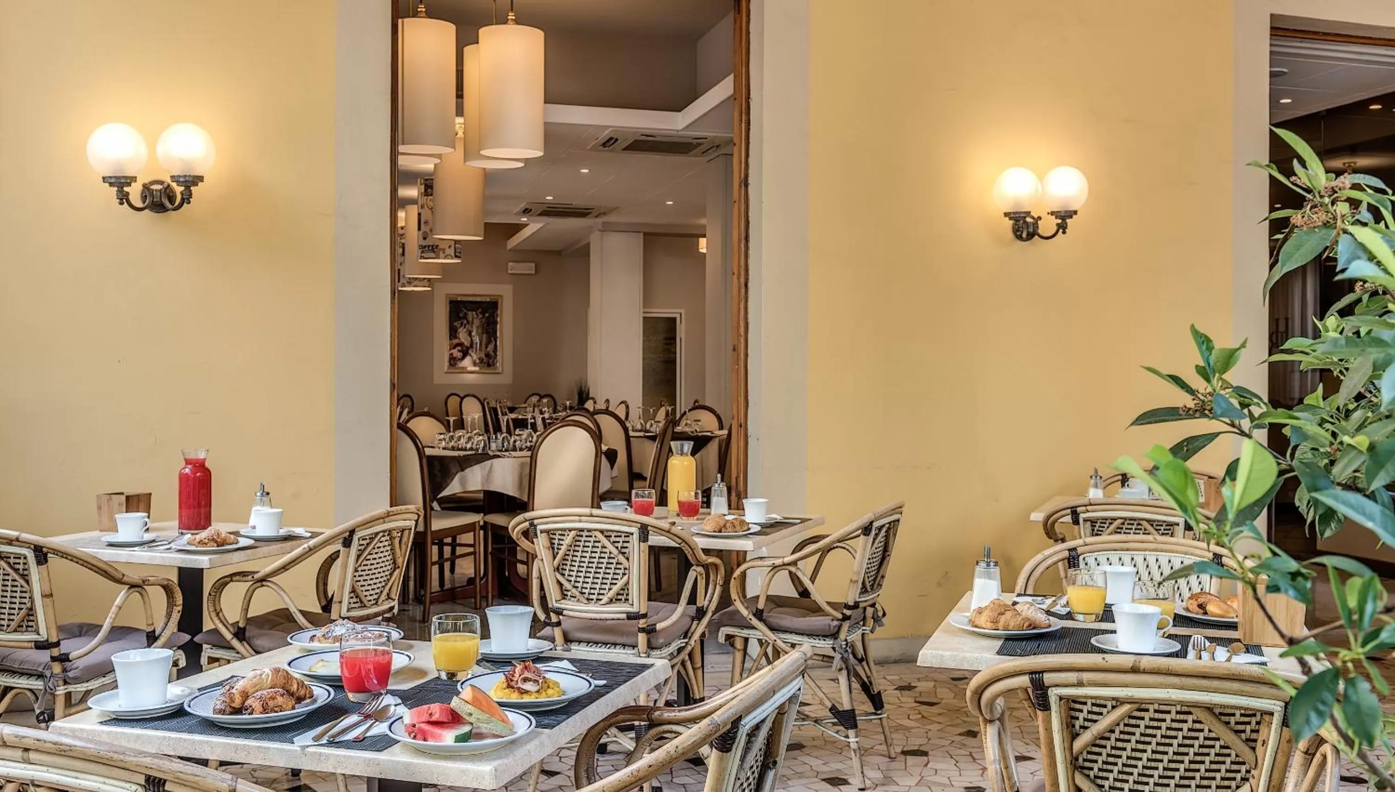 Restaurant/places to eat in Hotel Boston