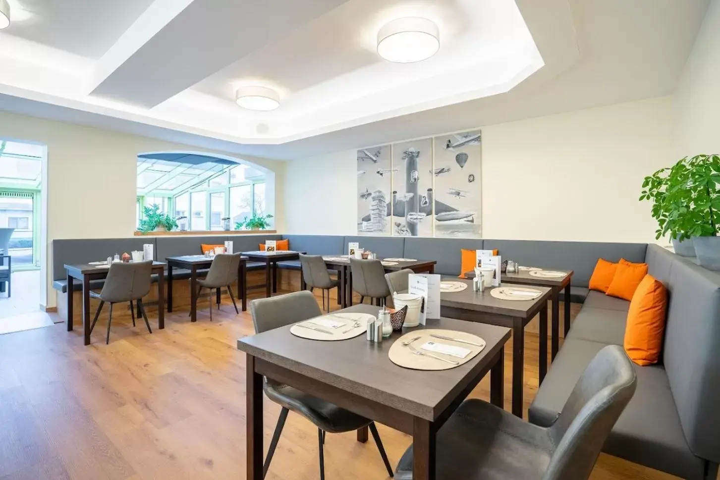 Breakfast, Restaurant/Places to Eat in Das Reinisch Airport Hotel & Restaurant