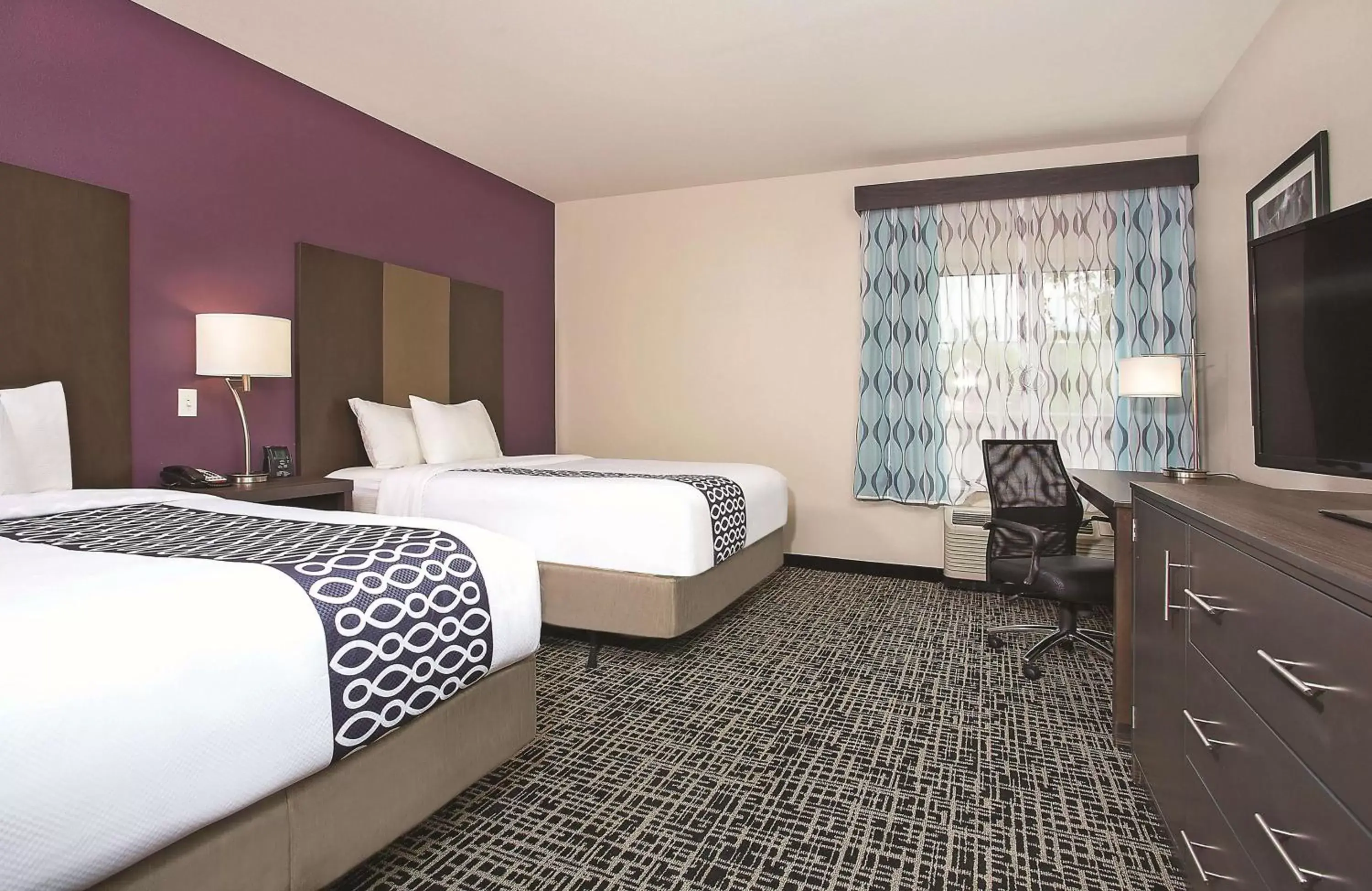 Photo of the whole room, Bed in La Quinta by Wyndham Chattanooga - Lookout Mtn