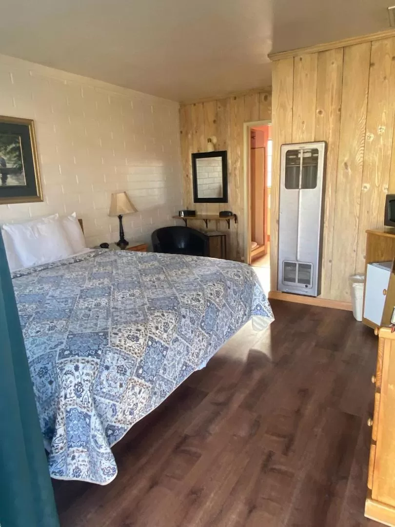 Bed in Bishop Village Motel