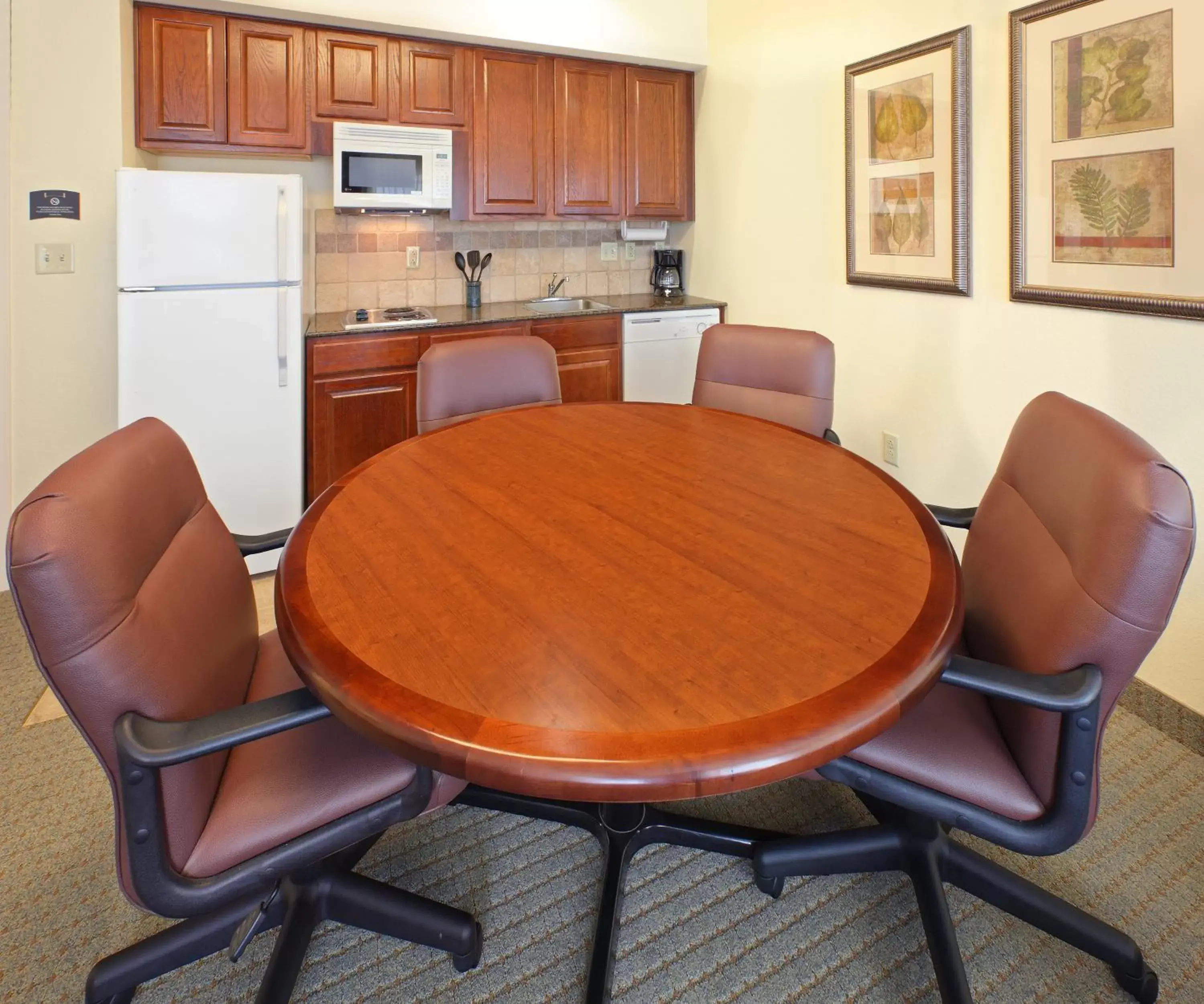 Photo of the whole room, Dining Area in Staybridge Suites Hot Springs, an IHG Hotel