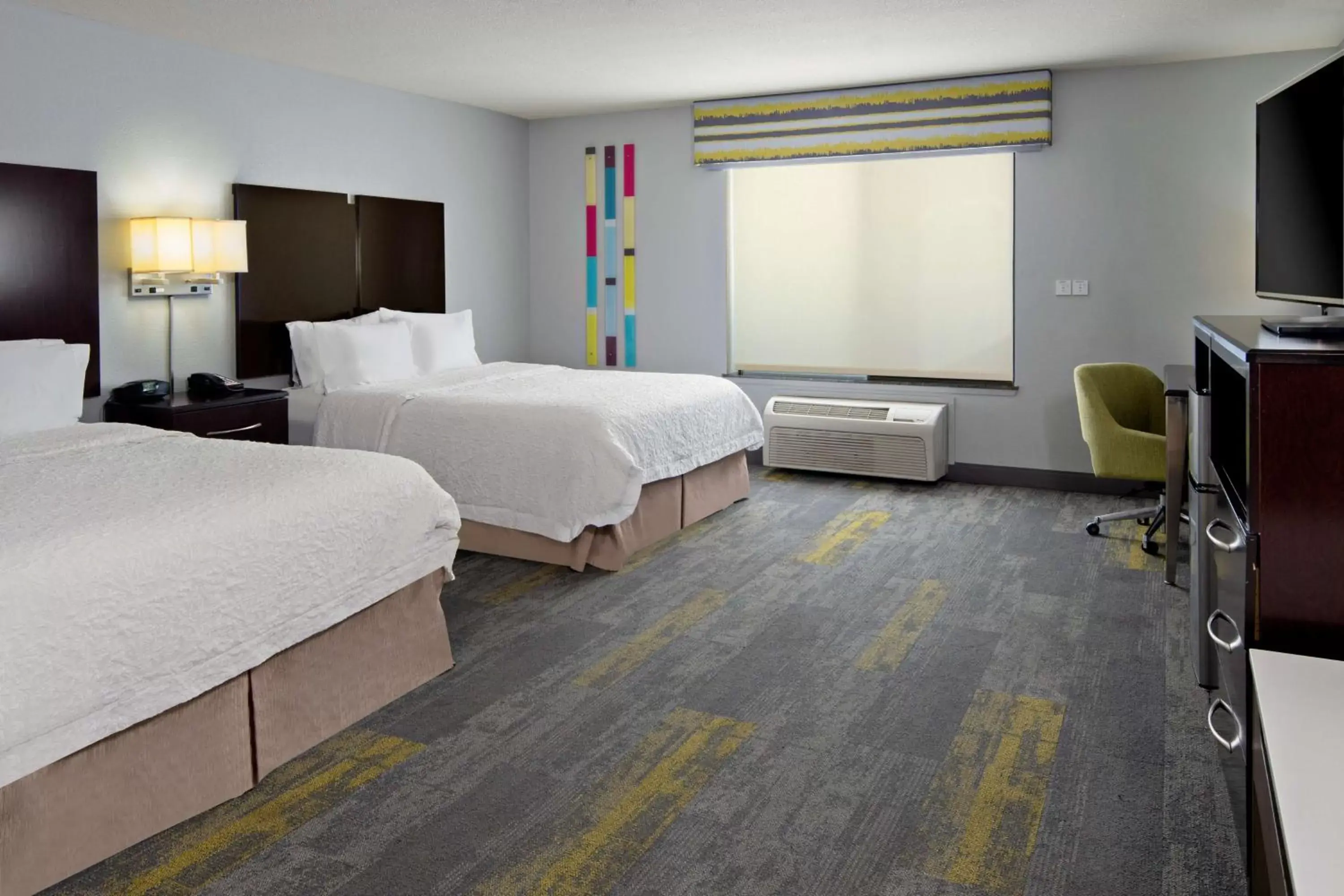 Bed in Hampton Inn and Suites Bakersfield / Highway 58
