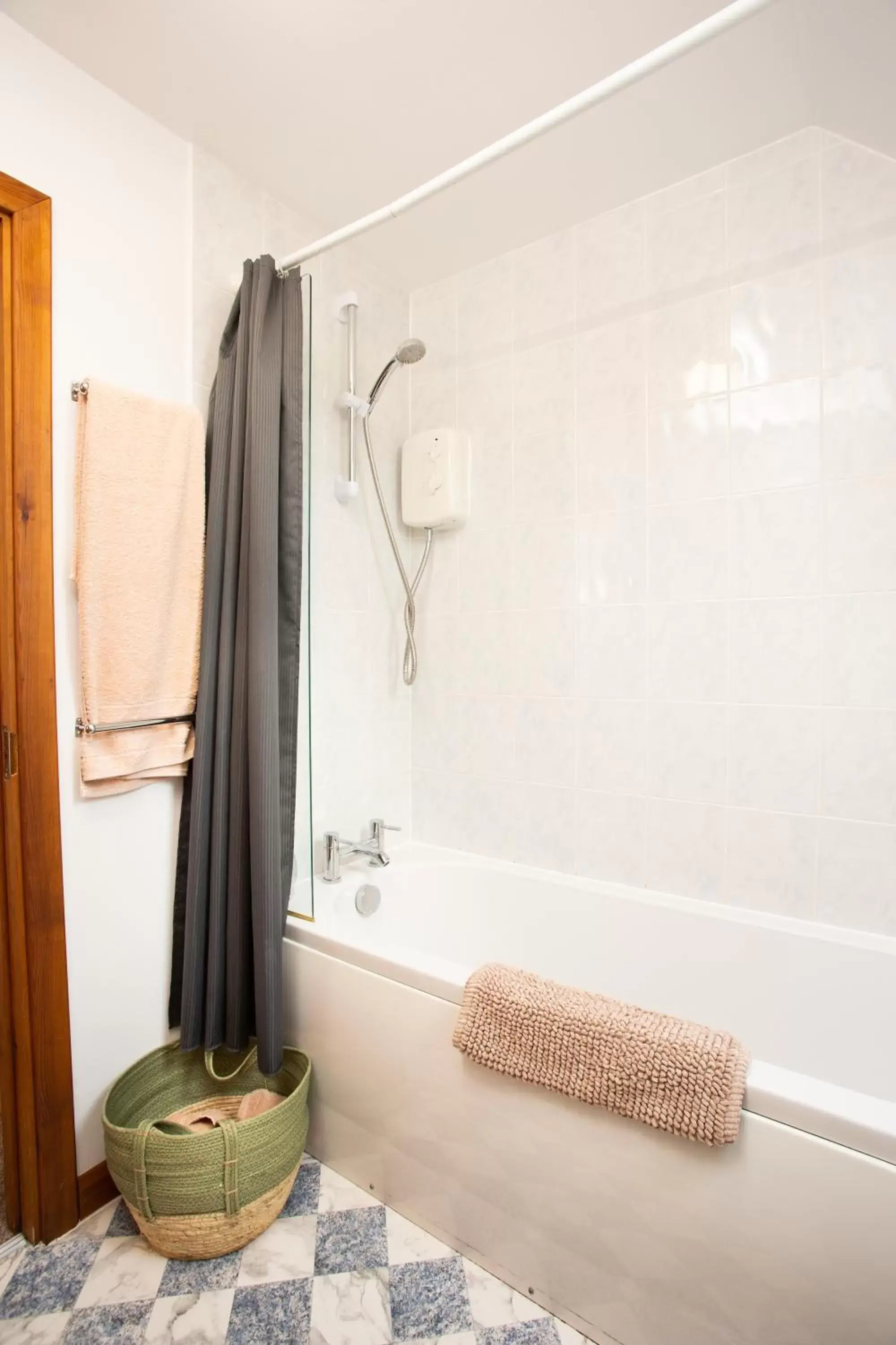 Shower, Bathroom in Beechwood Lodge