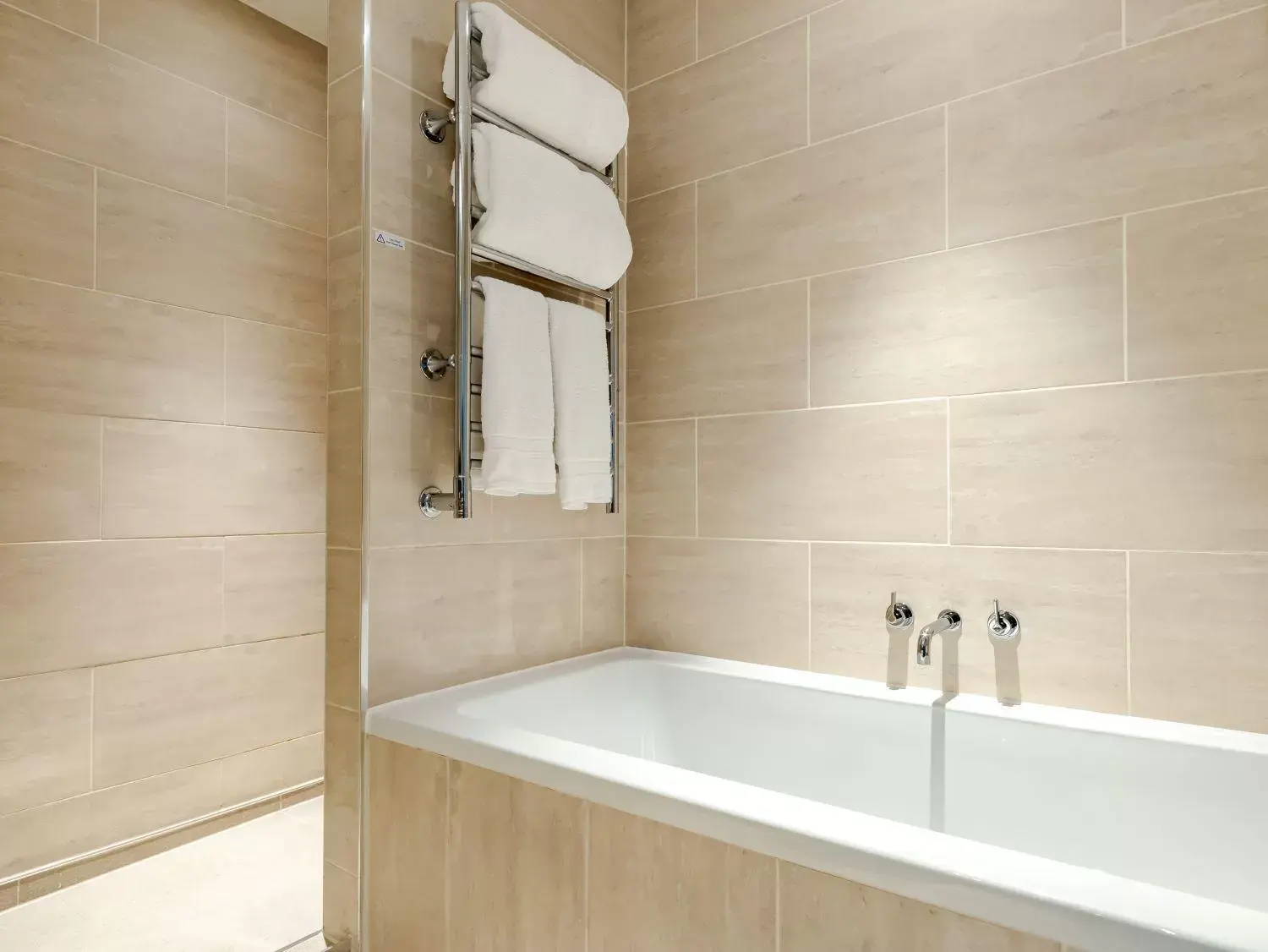 Bath, Bathroom in Clayton Hotel London Wall