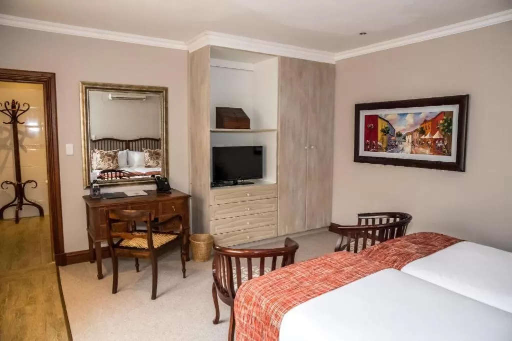 TV and multimedia, Bed in Issaquena Heights Boutique Hotel