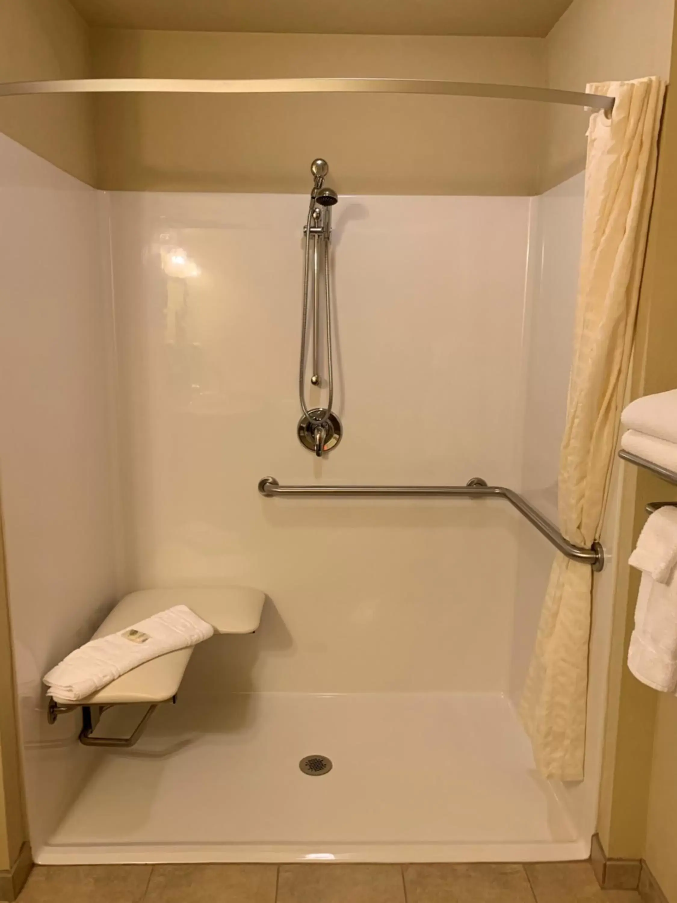 Shower, Bathroom in Cobblestone Hotel & Suites - Punxsutawney