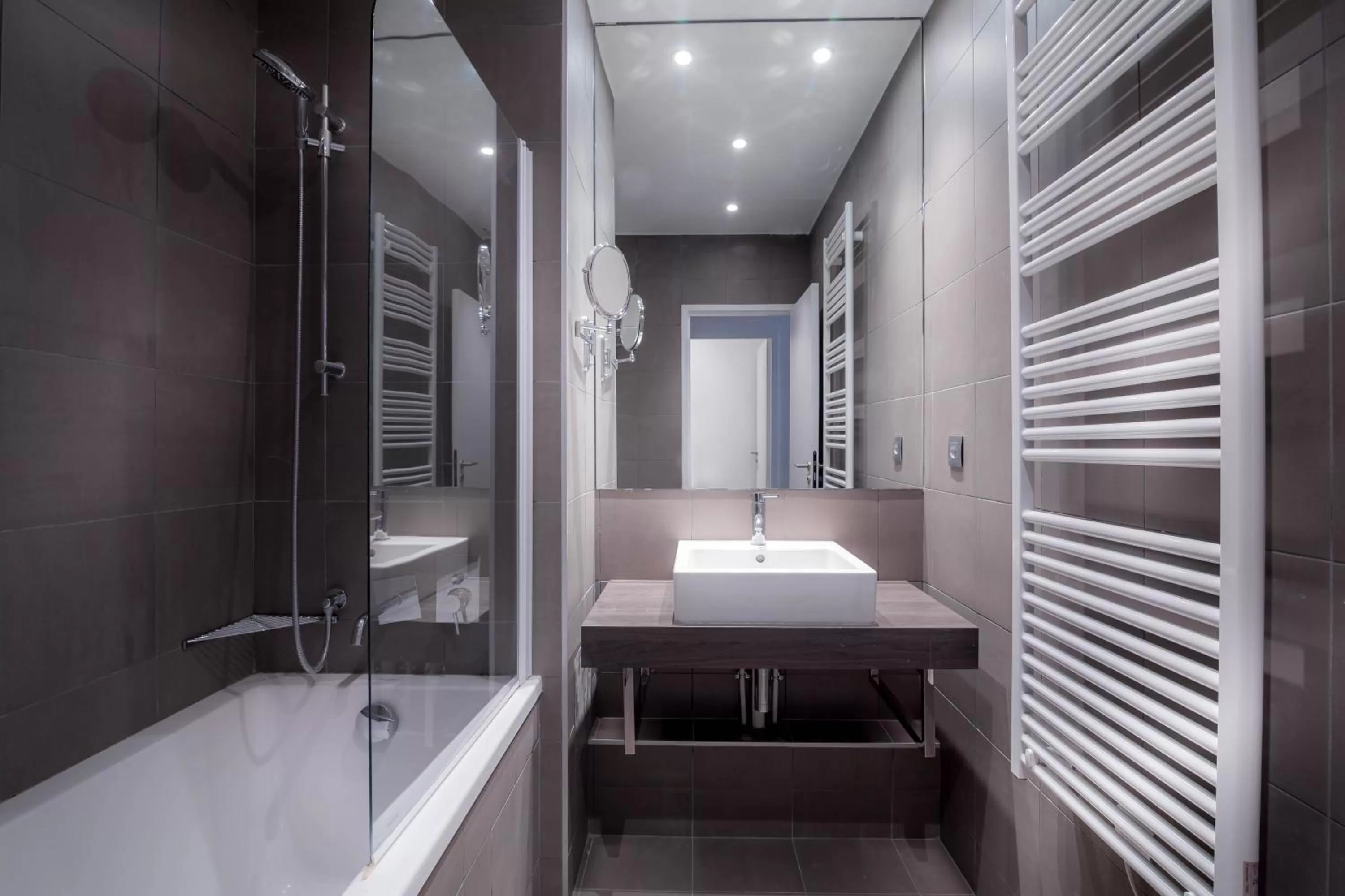 Bathroom, Bed in Le Rayz Vendome