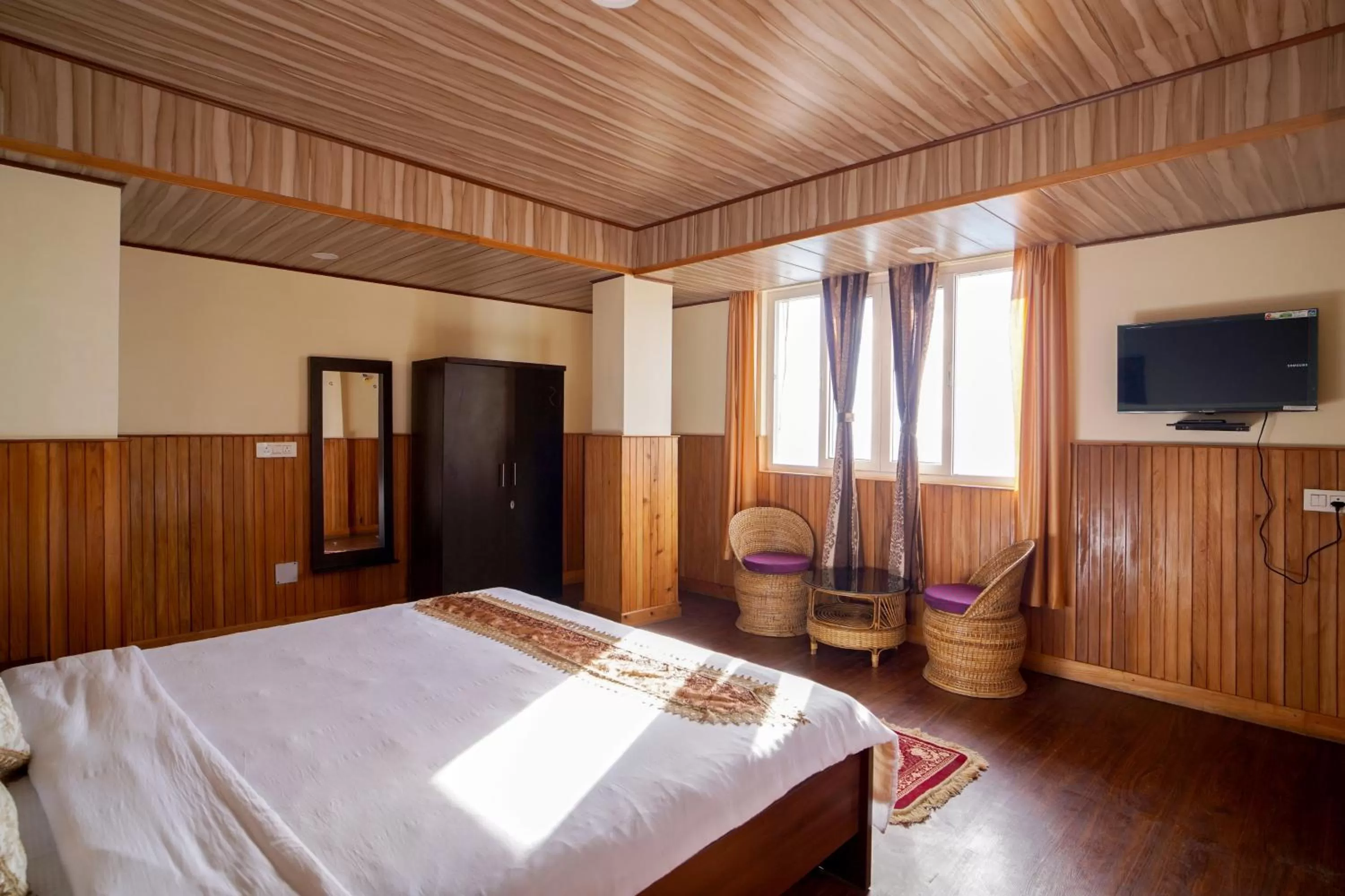 Bed in Hotel Hill Queen near Sherpa Gumba Darjeeling Mall 5 Min Couple Friendly