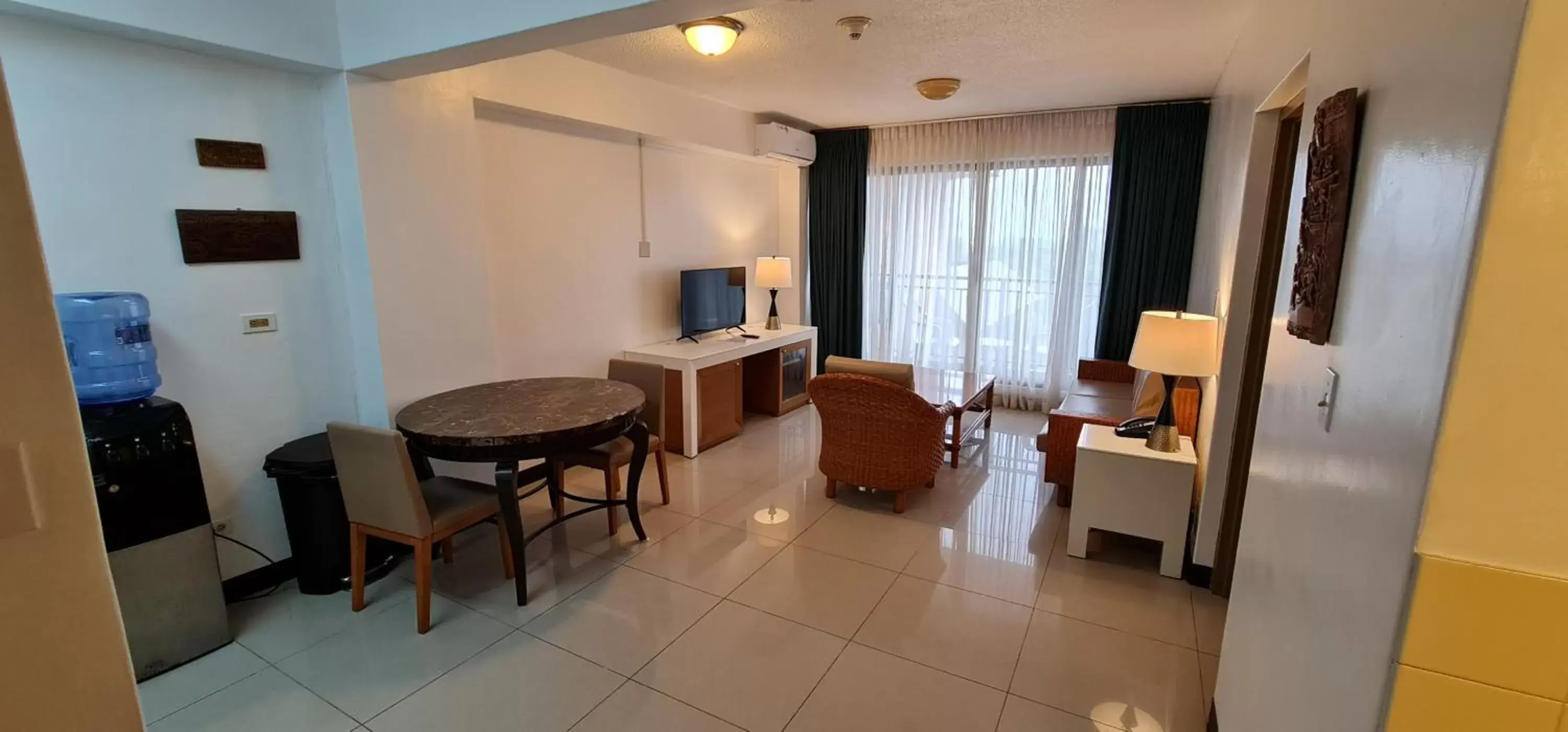 Dining Area in SureStay Hotel by Best Western Guam Palmridge