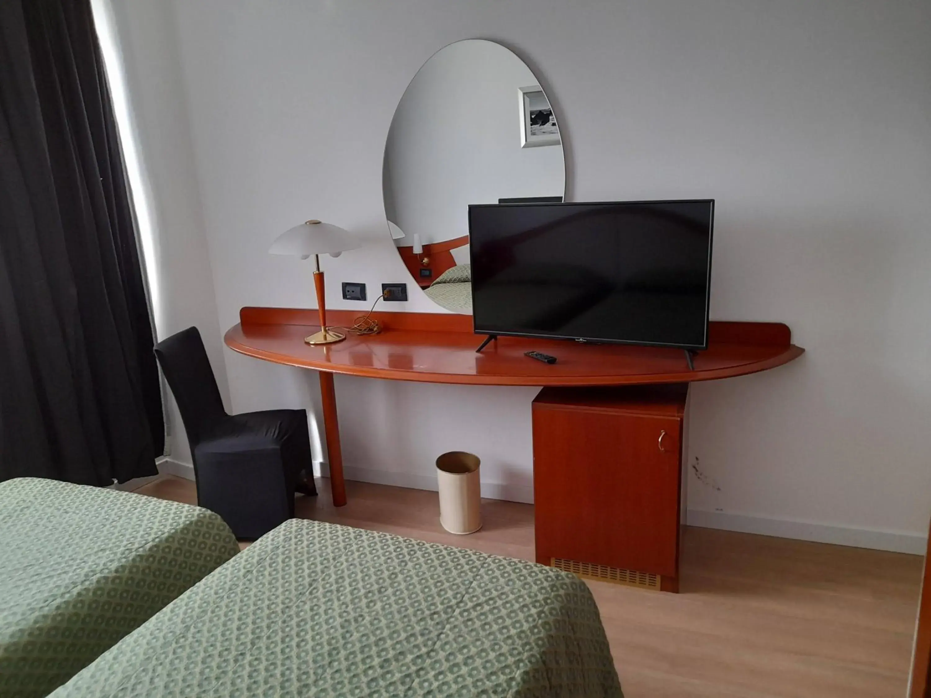 TV and multimedia, TV/Entertainment Center in Hotel Donizetti