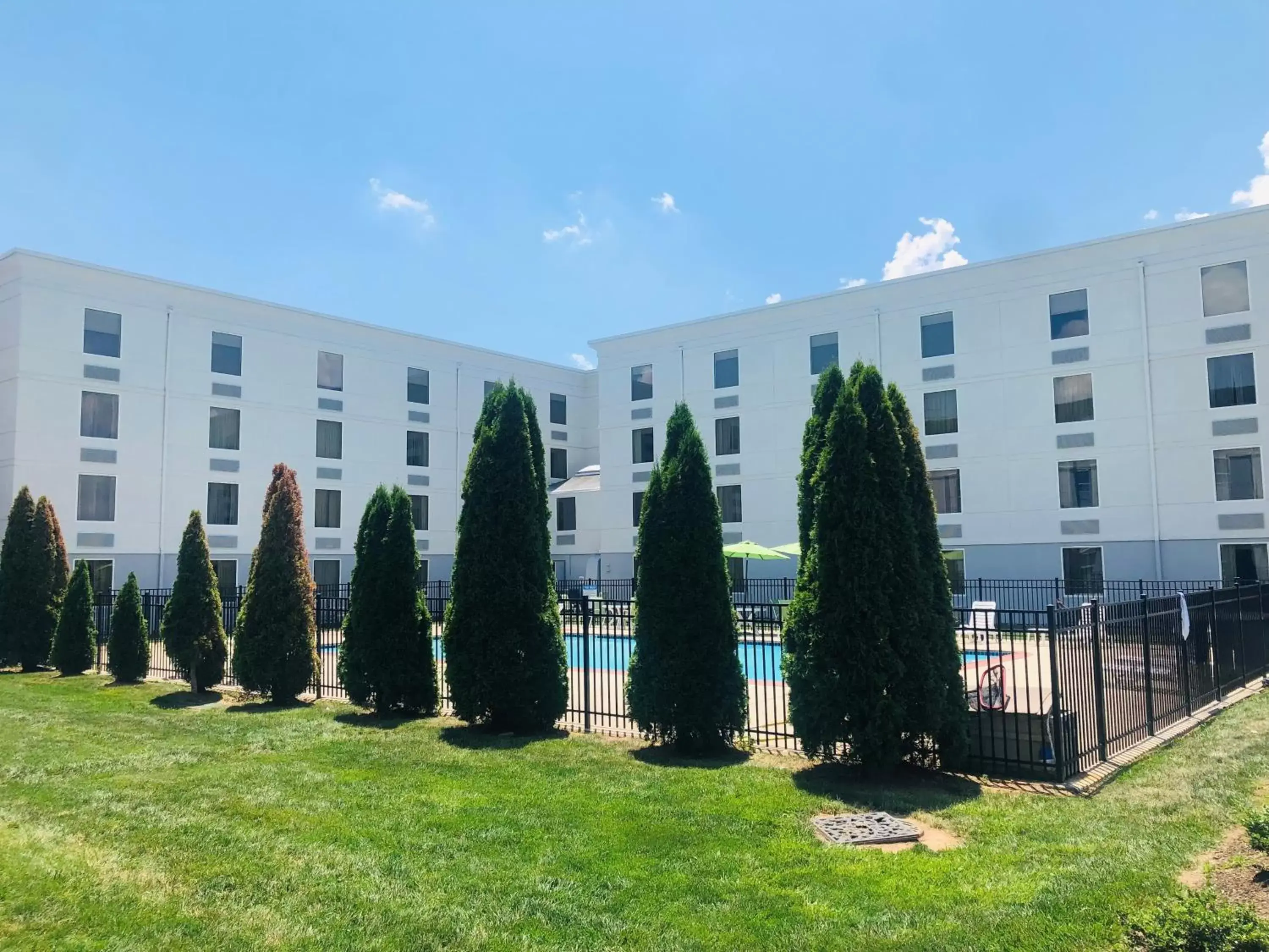 Swimming pool, Property Building in Holiday Inn Lansdale-Hatfield, an IHG Hotel