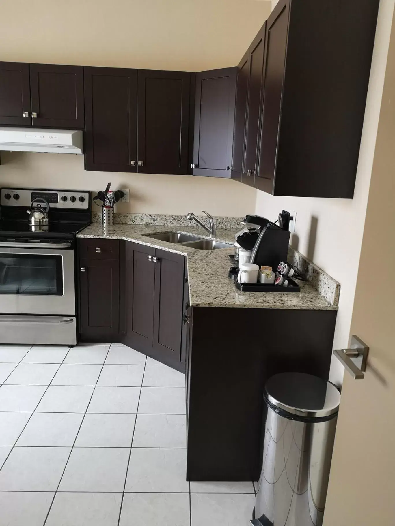 Kitchen or kitchenette, Kitchen/Kitchenette in Best Western Plus Red Deer Inn & Suite